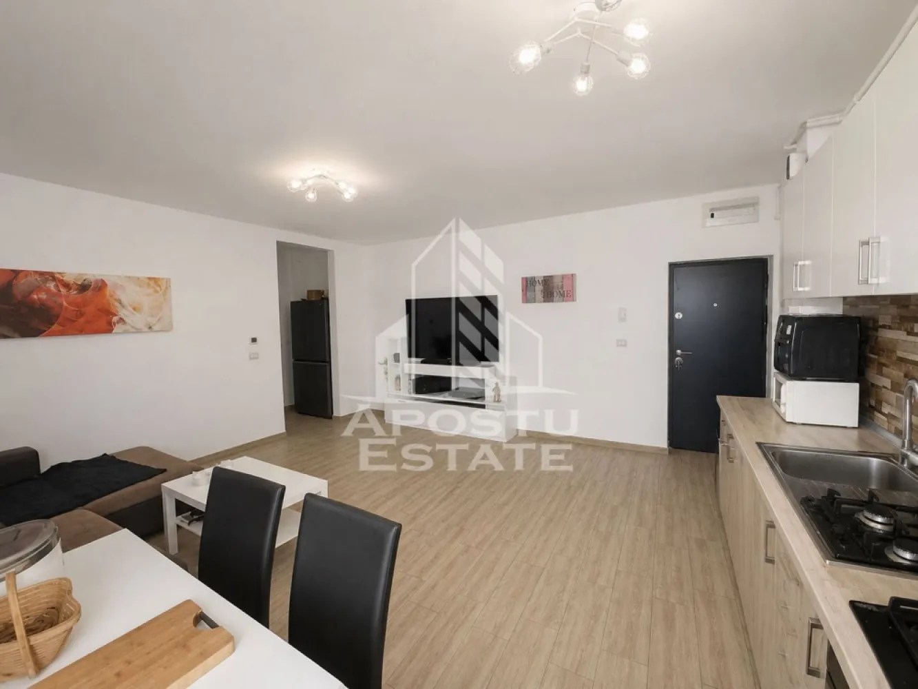 Apartament cu 2 camere, parter, zona Lidl din Giroc - APOSTU ESTATE va ofera spre vanzare un apartament cu 2 camere, semidecomandat, situat la parter in zona Lidl din Giroc.
Dispune de o suprafata de 47 mp utili.
Confortul termic se realizeaza cu ajutorul centralei proprii pe gaz cu incalzire in pardoseala, avand termostat pe fiecare incapere in parte, dar si a climei pe timp de vara.
Dispune de 1 loc de parcare in CF.
Accesul la imobil se face prin telecomanda fiind bariera, iar blocul dispune de camere de supraveghere si parc.
Geamurile sunt tripan si beneficiaza de rulouri.
Apartamentul se vinde gol, sau daca se doreste mobilier se negociaza la fata locului.

Compartimentare:
- living open space
- bucatarie
- hol compartimentare
- dormitor
- baie cu geam

Pretul este 86.500 euro
Va asteptam cu drag la o vizionare si poti deveni chiar tu noul proprietar al acestui imobil.
CP 3163055