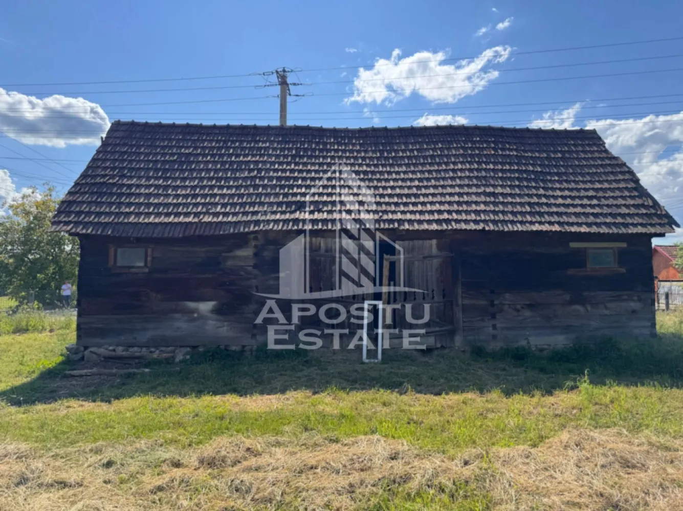 Casa batraneasca cu teren de 3.334mp, in Baia de Cris, Hunedoara - Agentie imobiliara, APOSTU ESTATE va ofera spre vanzare o casa batraneasca aflata in localitatea Risculita, comuna Baia de Cris, din judetul Hunedoara.

Terenul intravilan, cu suprafata totala de 3334mp. Parcela este una de colt, fapt care permite ca ocuparea terenului cu amprenta la sol a unor constructii, sa fie mai mare decat o parcela cu un singur front stradal.

Actualul proprietar nu a adus imbunatatiri proprietatii, fapt pentru care aceasta necesita renovare majora, daca se doreste pastrarea stilului autentic al constructiei.

Casa are o suprafata utila de aproximativ 80mp si este compartimentata astfel:
- 3 camere
- 1 bucatarie
- 2 camere (in constructia anexata, din barne)
- 1 veranda pe toata lungimea casei

Pe teren exista si o sura construita din lemn.

In localitate se lucreaza la reteaua de gaze. La intrarea pe proprietate avem apa curenta de la retea. Locuinta este racordata la curentul electric.

Nu ezitati sa ne contactati pentru stabilirea unei vizionari sau alte detalii suplimentare. 

Lead furnizat de catre: https://www.facebook.com/tihna.crisului

ID intern: CP3162962