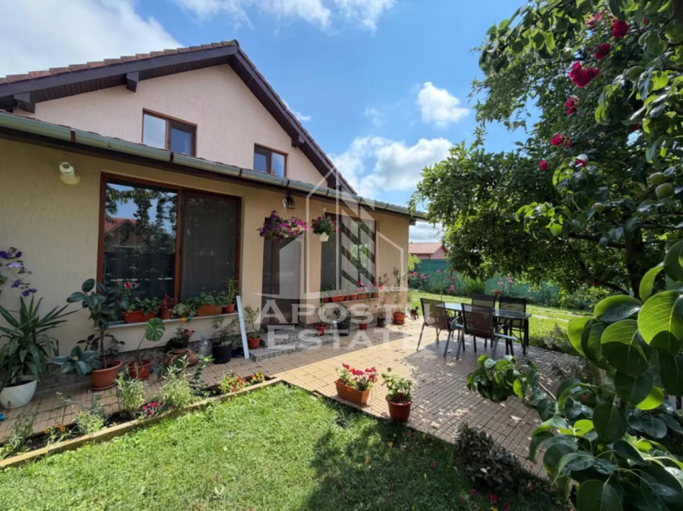 Casa individuala de vanzare cu 4 camere, in Sanmihaiu Roman - APOSTU ESTATE vă propune spre vânzare o casă individuală situată în Sânmihaiu Român, într-o zonă liniștită și apreciată pentru accesul facil către Timișoara. Proprietatea beneficiază de amplasare la stradă principală asfaltată, în apropierea magazinelor și a punctelor de interes din localitate.

Imobilul a fost construit în anul 2006, este izolat exterior și dispune de o suprafață utilă de 130 mp, fiind amplasat pe un teren de 400 mp.

Compartimentare:

Parter:

* living generos și luminos;
* bucătărie cu loc de dining;
* dormitor;
* baie;
* cameră tehnică.

Etaj:

* 2 dormitoare;
* baie;
* dressing.

Dotări și beneficii:

* toate utilitățile disponibile: gaz, curent, apă și canalizare;
* centrală termică pe gaz;
* centrală pe lemne;
* izolație exterioară;
* acces din drum asfaltat;
* zonă liniștită, ideală pentru familie.

Exterior:

* curte amenajată;
* anexă pentru depozitare;
* grătar zidit;
* spațiu dedicat relaxării și petrecerii timpului liber.

Proprietatea reprezintă alegerea ideală pentru o familie care își dorește confort, intimitate și acces rapid către Timișoara, beneficiind de toate utilitățile și de un spațiu bine compartimentat atât la interior, cât și la exterior.

Va asteptam cu drag la o vizionare!
ID Intern: CP3150864!