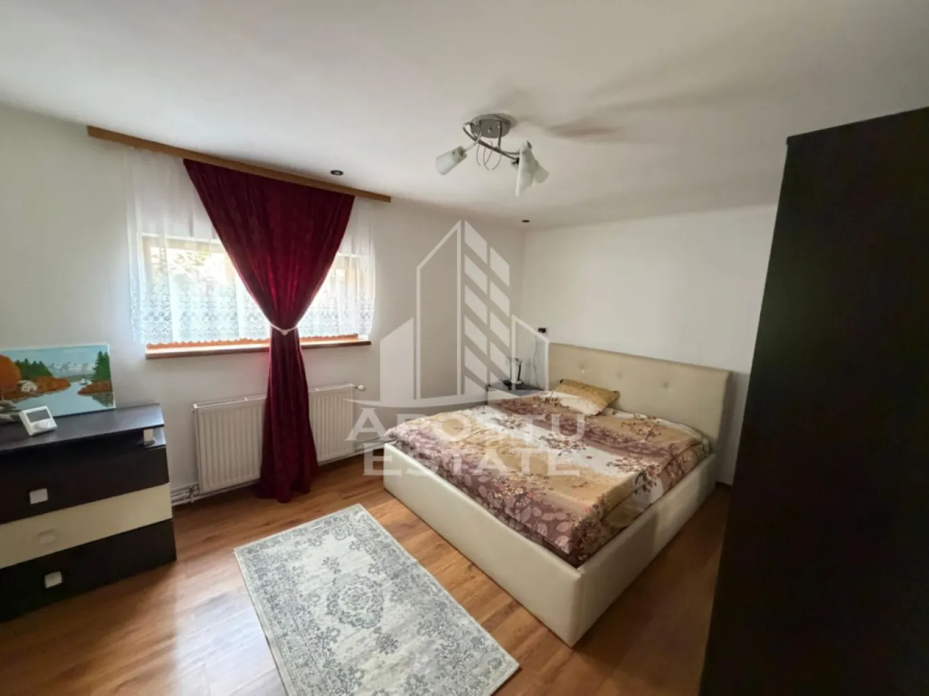 Casa individuala de vanzare cu 4 camere, in Sanmihaiu Roman - APOSTU ESTATE vă propune spre vânzare o casă individuală situată în Sânmihaiu Român, într-o zonă liniștită și apreciată pentru accesul facil către Timișoara. Proprietatea beneficiază de amplasare la stradă principală asfaltată, în apropierea magazinelor și a punctelor de interes din localitate.

Imobilul a fost construit în anul 2006, este izolat exterior și dispune de o suprafață utilă de 130 mp, fiind amplasat pe un teren de 400 mp.

Compartimentare:

Parter:

* living generos și luminos;
* bucătărie cu loc de dining;
* dormitor;
* baie;
* cameră tehnică.

Etaj:

* 2 dormitoare;
* baie;
* dressing.

Dotări și beneficii:

* toate utilitățile disponibile: gaz, curent, apă și canalizare;
* centrală termică pe gaz;
* centrală pe lemne;
* izolație exterioară;
* acces din drum asfaltat;
* zonă liniștită, ideală pentru familie.

Exterior:

* curte amenajată;
* anexă pentru depozitare;
* grătar zidit;
* spațiu dedicat relaxării și petrecerii timpului liber.

Proprietatea reprezintă alegerea ideală pentru o familie care își dorește confort, intimitate și acces rapid către Timișoara, beneficiind de toate utilitățile și de un spațiu bine compartimentat atât la interior, cât și la exterior.

Va asteptam cu drag la o vizionare!
ID Intern: CP3150864!