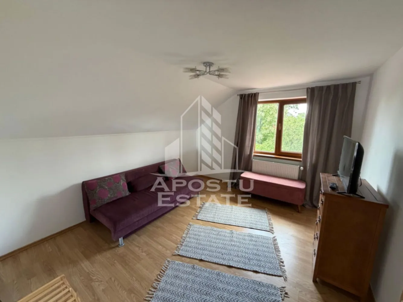 Casa individuala de vanzare cu 4 camere, in Sanmihaiu Roman - APOSTU ESTATE vă propune spre vânzare o casă individuală situată în Sânmihaiu Român, într-o zonă liniștită și apreciată pentru accesul facil către Timișoara. Proprietatea beneficiază de amplasare la stradă principală asfaltată, în apropierea magazinelor și a punctelor de interes din localitate.

Imobilul a fost construit în anul 2006, este izolat exterior și dispune de o suprafață utilă de 130 mp, fiind amplasat pe un teren de 400 mp.

Compartimentare:

Parter:

* living generos și luminos;
* bucătărie cu loc de dining;
* dormitor;
* baie;
* cameră tehnică.

Etaj:

* 2 dormitoare;
* baie;
* dressing.

Dotări și beneficii:

* toate utilitățile disponibile: gaz, curent, apă și canalizare;
* centrală termică pe gaz;
* centrală pe lemne;
* izolație exterioară;
* acces din drum asfaltat;
* zonă liniștită, ideală pentru familie.

Exterior:

* curte amenajată;
* anexă pentru depozitare;
* grătar zidit;
* spațiu dedicat relaxării și petrecerii timpului liber.

Proprietatea reprezintă alegerea ideală pentru o familie care își dorește confort, intimitate și acces rapid către Timișoara, beneficiind de toate utilitățile și de un spațiu bine compartimentat atât la interior, cât și la exterior.

Va asteptam cu drag la o vizionare!
ID Intern: CP3150864!