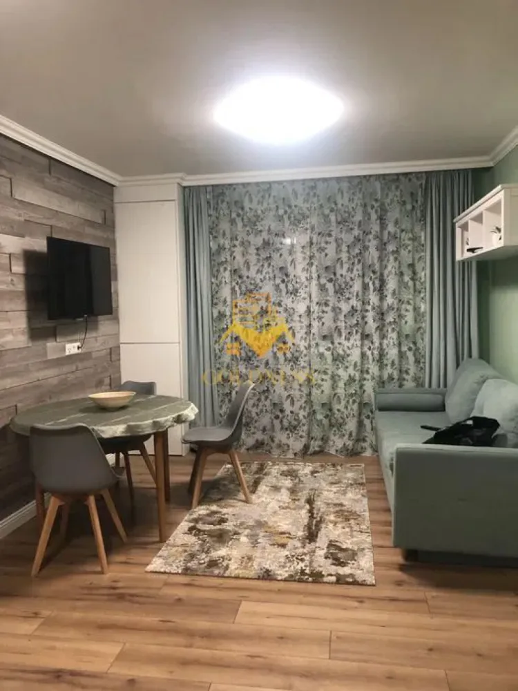 3 camere Openspace, Zona BMW, Parcare, Mega Image,Avram Iancu,Floresti - GOLDNESS Imobiliare vă propune spre închiriere un apartament cu 3 camere complet mobilat și utilat, la etajul 5 într-un imobil de 7 etaje, în Cartierul Floresti, ZONA BMW- Avram Iancu

Dispune de loc de parcare!
Se află în apropierea stațiilor de transport în comun, magazine, restaurante, spații verzi, farmacii, etc. 

 Apartamentul este compartimentat astfel:
 - dormitor cu pat matrimonial, dressing, noptiere, birou
- dormitor cu pat matrimonial , dressing, noptiere, 
 - living cu bucatarie open space complet utilată și mobilată, canapea extensibilă, loc de servit masa 
 - baie cu cadă, calorifer port prosop și dulap pentru depozitare.
 - balcon 5 mp.

Imobilul este dotat cu toate cele necesare- centrală proprie, frigider, plită , hotă, mașină de spălat haine si vase,TV, AC, etc. 

Dacă sunteți interesați de acest apartament și doriți să îl vizionați, dar și pentru alte oferte nu ezitați să ne contactați telefonic sau prin e-mail. Vă stăm la dispoziție!

Pentru intermediere se percepe un comision de 50% din prețul chiriei!