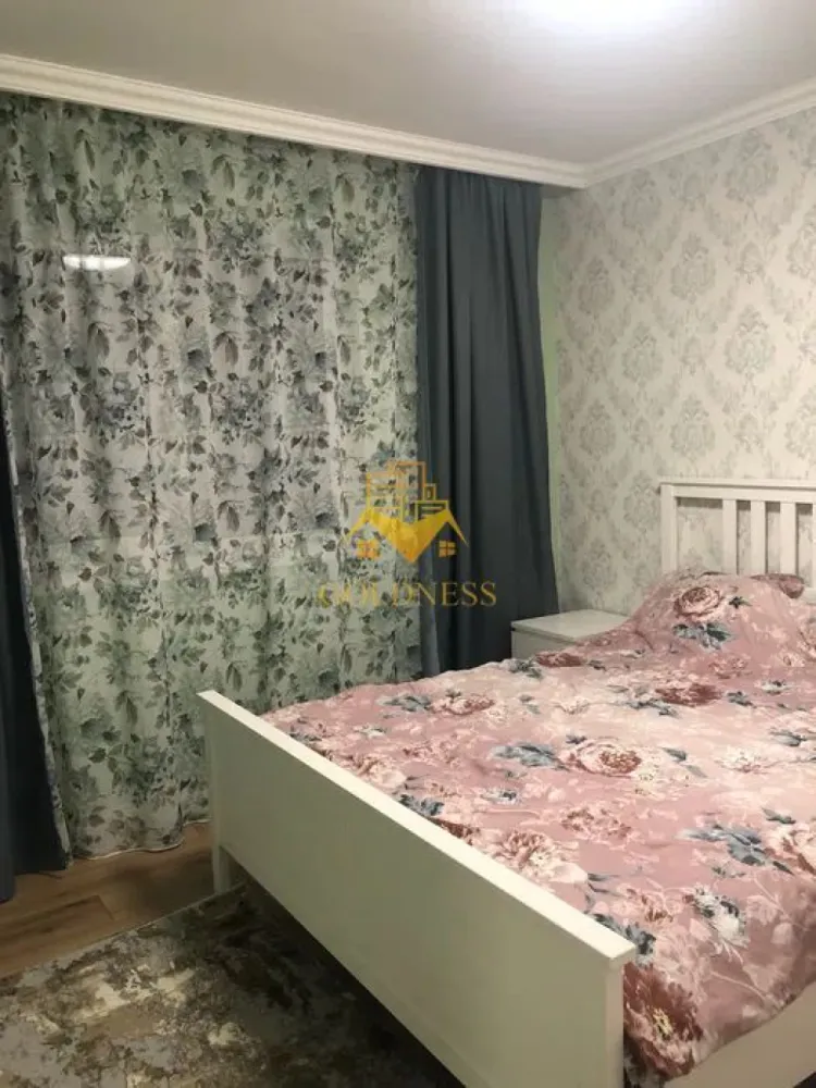 3 camere Openspace, Zona BMW, Parcare, Mega Image,Avram Iancu,Floresti - GOLDNESS Imobiliare vă propune spre închiriere un apartament cu 3 camere complet mobilat și utilat, la etajul 5 într-un imobil de 7 etaje, în Cartierul Floresti, ZONA BMW- Avram Iancu

Dispune de loc de parcare!
Se află în apropierea stațiilor de transport în comun, magazine, restaurante, spații verzi, farmacii, etc. 

 Apartamentul este compartimentat astfel:
 - dormitor cu pat matrimonial, dressing, noptiere, birou
- dormitor cu pat matrimonial , dressing, noptiere, 
 - living cu bucatarie open space complet utilată și mobilată, canapea extensibilă, loc de servit masa 
 - baie cu cadă, calorifer port prosop și dulap pentru depozitare.
 - balcon 5 mp.

Imobilul este dotat cu toate cele necesare- centrală proprie, frigider, plită , hotă, mașină de spălat haine si vase,TV, AC, etc. 

Dacă sunteți interesați de acest apartament și doriți să îl vizionați, dar și pentru alte oferte nu ezitați să ne contactați telefonic sau prin e-mail. Vă stăm la dispoziție!

Pentru intermediere se percepe un comision de 50% din prețul chiriei!