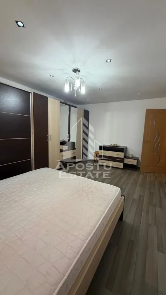 Apartament cu 2 camere de inchiriat, petfriendly, Girocului,Timisoara - Agentia imobiliara APOSTU ESTATE va propune spre inchiriere un apartament cu 2 camere, spatios si luminos, situat in zona Girocului, o zona linistita si bine pozitionata din Timisoara, potrivit pentru cupluri,familii, sau studenti care isi doresc o locuinta unde sa se simta confortabil si cu acces facil catre scoli, statii de autobuz, supermarketuri , magazine de zona, parcuri.

Suprafata utila: 50 mp
Compartimentare eficienta:
-Bucatarie complet mobilata si utilata, cu loc de luat masa
-Dormitoare mobilate si utilate
-Baie prevazuta cu cada

Confort si facilitati:
-Incalzirea apartamentului: colterm
-Apartamentul este complet mobilat si utilat
-Se accepta animale de companie de catre proprietar

Localizare:
-Timis,Timisoara, zona Girocului – acces facil spre magazine, supermarketul Lidl, scoli, parcuri si mijloace de transport in comun.

Ideal pentru:
-Familii
-Cupluri
-Studenti

Disponibilitate: imediata
Pret chirie lunara: 400 euro
Programeaza o vizionare pentru a-ti putea imagina viitorul aici!
ID intern: CP3156394