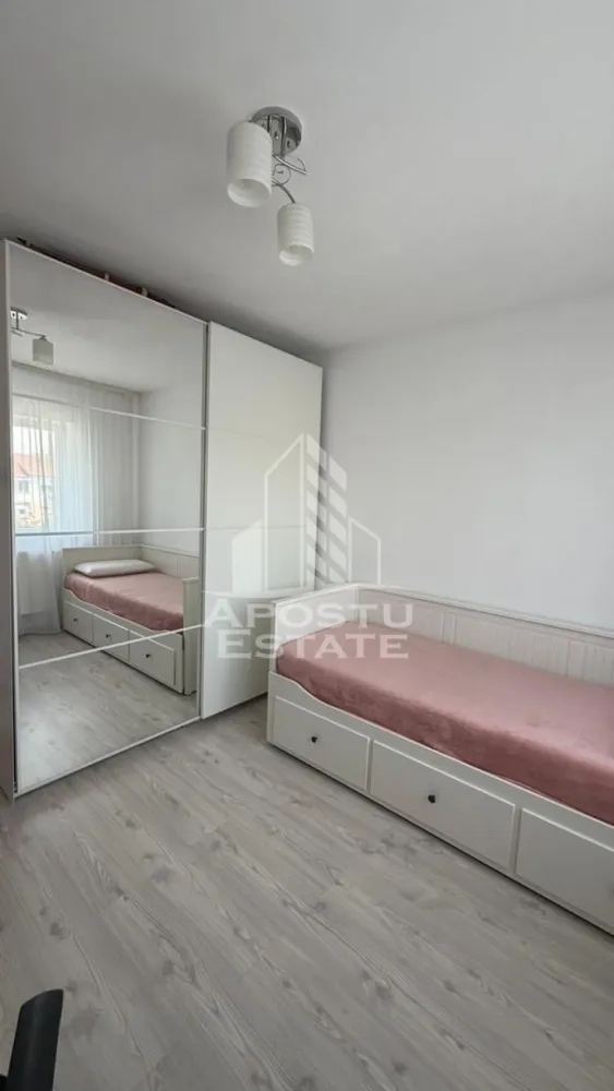 Apartament cu 2 camere de inchiriat, petfriendly, Girocului,Timisoara - Agentia imobiliara APOSTU ESTATE va propune spre inchiriere un apartament cu 2 camere, spatios si luminos, situat in zona Girocului, o zona linistita si bine pozitionata din Timisoara, potrivit pentru cupluri,familii, sau studenti care isi doresc o locuinta unde sa se simta confortabil si cu acces facil catre scoli, statii de autobuz, supermarketuri , magazine de zona, parcuri.

Suprafata utila: 50 mp
Compartimentare eficienta:
-Bucatarie complet mobilata si utilata, cu loc de luat masa
-Dormitoare mobilate si utilate
-Baie prevazuta cu cada

Confort si facilitati:
-Incalzirea apartamentului: colterm
-Apartamentul este complet mobilat si utilat
-Se accepta animale de companie de catre proprietar

Localizare:
-Timis,Timisoara, zona Girocului – acces facil spre magazine, supermarketul Lidl, scoli, parcuri si mijloace de transport in comun.

Ideal pentru:
-Familii
-Cupluri
-Studenti

Disponibilitate: imediata
Pret chirie lunara: 400 euro
Programeaza o vizionare pentru a-ti putea imagina viitorul aici!
ID intern: CP3156394