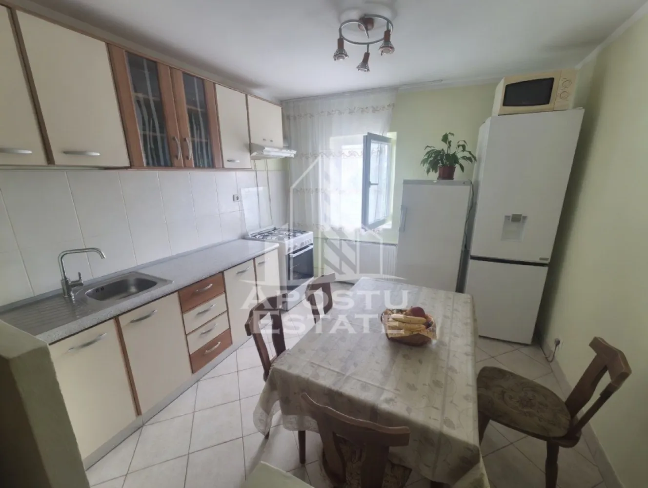 Apartament cu 2 camere de vanzare, Zona Dambovita, Timisoara - Agentia imobiliara APOSTU ESTATE va propune spre vanzare un apartament cu 2 camere, situat la etajul 4/4 cu acoperis nou, in zona Dambovita, Timisoara, judetul Timis.
Locuinta are o suprafata utila de 54 mp.
Compartimentare eficienta:
- hol de acces 
- bucatarie separata
- living
- dormitor
- baie cu cada si geam
- balcon inchis

Dotari si beneficii:
-centrala termica proprie pe gaz
-aer conditionat;

Apartamentul este ideal atat pentru locuinta proprie, cat si pentru investitie. Zona este bine cotata, cu multiple facilitati in proximitate.

Agentia imobiliara Apostu Estate va ofera consultanta bancara gratuita prin intermediul colaboratorilor nostri pentru alegerea celui mai potrivit tip de credit, astfel incat tu sa devi noul proprietar al acestui apartament.
Va asteptam cu drag la o vizionare.
ID INTERN : CP3112374