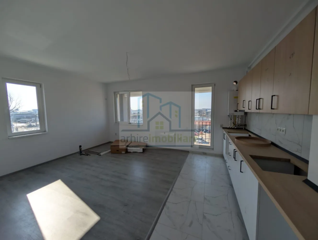 Apartament 2 camere premium | Bloc nou 2026 | Încălzire pardoseală | - COMISION ZERO CUMPARATOR

Agentia ArhireImobiliare , vă prezintă un apartament premium, luminos și modern, situat în bloc nou (2026), etaj 3/4 cu lift, pe Șos. Industriilor – Str. Ghetu Anghel, Sector 3.

Această locuință combină design modern, confort și funcționalitate, fiind gata pentru mutare sau ca investiție sigură.

Caracteristici principale

Suprafață utilă: 48 mp, compartimentare optimă

🔥 Încălzire în pardoseală + ferestre tripan → confort termic și liniște

🍳 Bucătărie parțial mobilată și echipată (plită, hotă, chiuvetă)

🛏 Dormitor complet mobilat (pat + saltea)

🛁 Baie complet mobilată și utilată (chiuvetă, cadă/dus, vas WC, mobilier)

Finisaje moderne, materiale de calitate superioară

Bloc nou → întreținere redusă, imagine premium

Locuință luminoasă și aerisită.

Acces rapid la transport: STB 253, 330, 103 + linie noapte N104

🛒 Magazine și facilități la doar 3-4 minute, 10-12 minute metrou Republica

Zonă liniștită, dar bine conectată și în dezvoltare

Ideal pentru cupluri, persoane active sau investiție stabilă

Pret vanzare 96.800 Euro Usor Negociabil.

COMISION ZERO CUMPARATOR

Va asteptam la vizionare