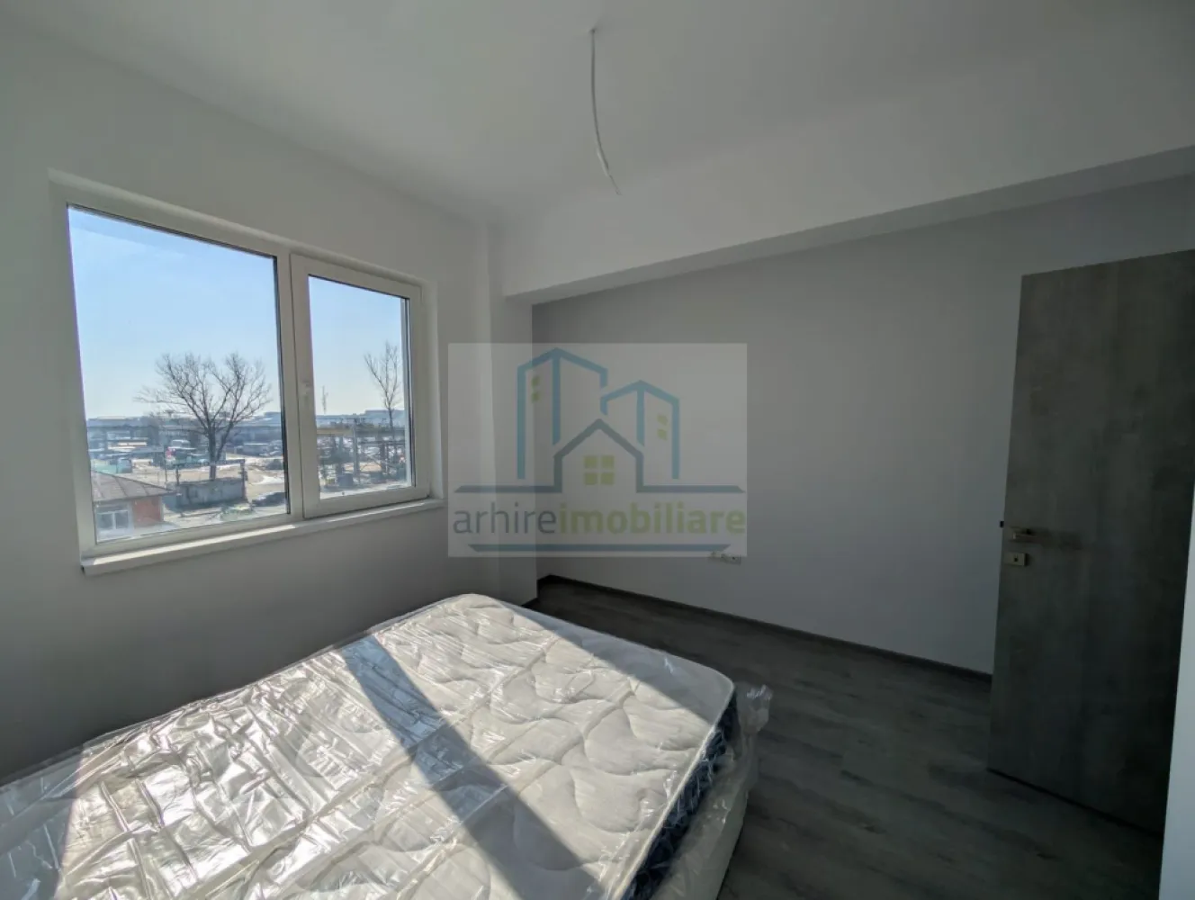Apartament 2 camere premium | Bloc nou 2026 | Încălzire pardoseală | - COMISION ZERO CUMPARATOR

Agentia ArhireImobiliare , vă prezintă un apartament premium, luminos și modern, situat în bloc nou (2026), etaj 3/4 cu lift, pe Șos. Industriilor – Str. Ghetu Anghel, Sector 3.

Această locuință combină design modern, confort și funcționalitate, fiind gata pentru mutare sau ca investiție sigură.

Caracteristici principale

Suprafață utilă: 48 mp, compartimentare optimă

🔥 Încălzire în pardoseală + ferestre tripan → confort termic și liniște

🍳 Bucătărie parțial mobilată și echipată (plită, hotă, chiuvetă)

🛏 Dormitor complet mobilat (pat + saltea)

🛁 Baie complet mobilată și utilată (chiuvetă, cadă/dus, vas WC, mobilier)

Finisaje moderne, materiale de calitate superioară

Bloc nou → întreținere redusă, imagine premium

Locuință luminoasă și aerisită.

Acces rapid la transport: STB 253, 330, 103 + linie noapte N104

🛒 Magazine și facilități la doar 3-4 minute, 10-12 minute metrou Republica

Zonă liniștită, dar bine conectată și în dezvoltare

Ideal pentru cupluri, persoane active sau investiție stabilă

Pret vanzare 96.800 Euro Usor Negociabil.

COMISION ZERO CUMPARATOR

Va asteptam la vizionare