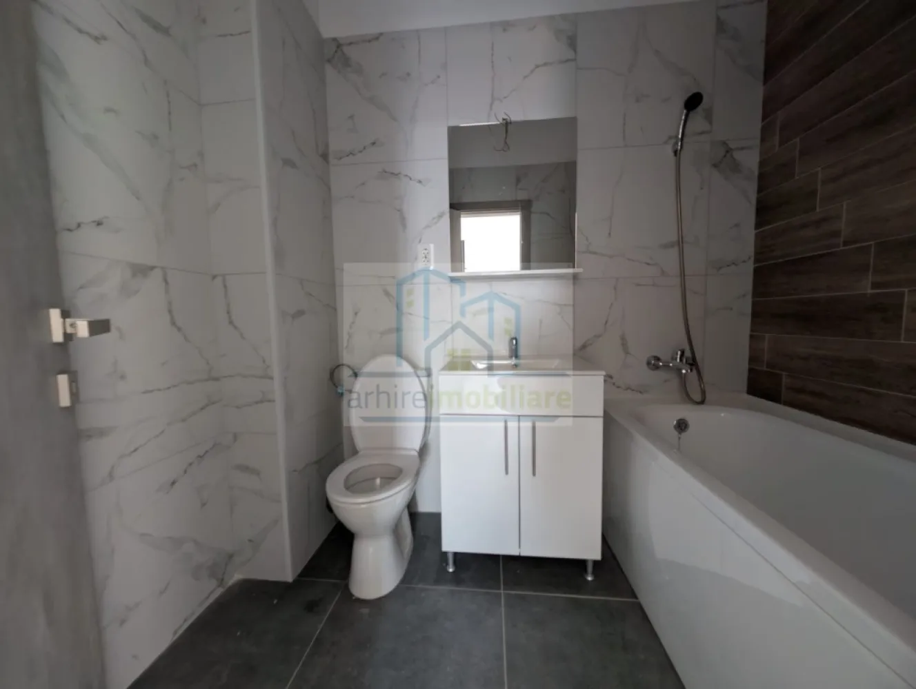 Apartament 2 camere premium | Bloc nou 2026 | Încălzire pardoseală | - COMISION ZERO CUMPARATOR

Agentia ArhireImobiliare , vă prezintă un apartament premium, luminos și modern, situat în bloc nou (2026), etaj 3/4 cu lift, pe Șos. Industriilor – Str. Ghetu Anghel, Sector 3.

Această locuință combină design modern, confort și funcționalitate, fiind gata pentru mutare sau ca investiție sigură.

Caracteristici principale

Suprafață utilă: 48 mp, compartimentare optimă

🔥 Încălzire în pardoseală + ferestre tripan → confort termic și liniște

🍳 Bucătărie parțial mobilată și echipată (plită, hotă, chiuvetă)

🛏 Dormitor complet mobilat (pat + saltea)

🛁 Baie complet mobilată și utilată (chiuvetă, cadă/dus, vas WC, mobilier)

Finisaje moderne, materiale de calitate superioară

Bloc nou → întreținere redusă, imagine premium

Locuință luminoasă și aerisită.

Acces rapid la transport: STB 253, 330, 103 + linie noapte N104

🛒 Magazine și facilități la doar 3-4 minute, 10-12 minute metrou Republica

Zonă liniștită, dar bine conectată și în dezvoltare

Ideal pentru cupluri, persoane active sau investiție stabilă

Pret vanzare 96.800 Euro Usor Negociabil.

COMISION ZERO CUMPARATOR

Va asteptam la vizionare