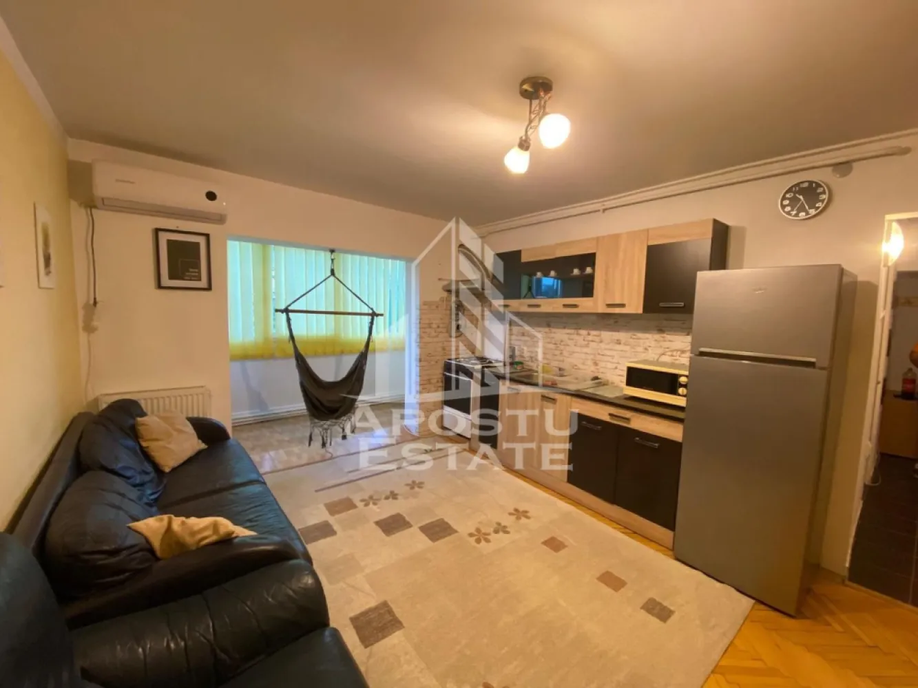 Apartament cu 3 camere de inchiriat, , zona Girocului, Timisoara - Agentia imobiliara APOSTU ESTATE va propune spre inchiriere un apartament spatios si primitor, cu 3 camere, situat intr-o zona linistita si bine conectata din Timisoara, ideal pentru familii sau persoane care doresc un spatiu generos si confortabil.

-Suprafata utila: 50 mp
Compartimentare eficienta:
-Bucatarie open space complet mobilata si utilata, cu loc de luat masa
-Apartamentul este mobilat si utilat
-Centrala proprie pe gaz
-Aer conditionat

Localizare:
- Zona Girocului in apropiere de magazine, scoli,gradinite si mijloace de transport in comun.

deal pentru : 
-Familii
- Cupluri
Va asteptam cu drag la o vizionare sa va imaginati viitorul aici!
ID intern: CP2676701