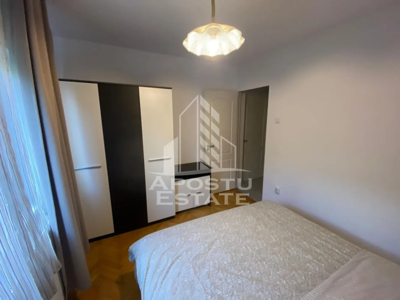 Apartament cu 3 camere de inchiriat, , zona Girocului, Timisoara - Agentia imobiliara APOSTU ESTATE va propune spre inchiriere un apartament spatios si primitor, cu 3 camere, situat intr-o zona linistita si bine conectata din Timisoara, ideal pentru familii sau persoane care doresc un spatiu generos si confortabil.

-Suprafata utila: 50 mp
Compartimentare eficienta:
-Bucatarie open space complet mobilata si utilata, cu loc de luat masa
-Apartamentul este mobilat si utilat
-Centrala proprie pe gaz
-Aer conditionat

Localizare:
- Zona Girocului in apropiere de magazine, scoli,gradinite si mijloace de transport in comun.

deal pentru : 
-Familii
- Cupluri
Va asteptam cu drag la o vizionare sa va imaginati viitorul aici!
ID intern: CP2676701