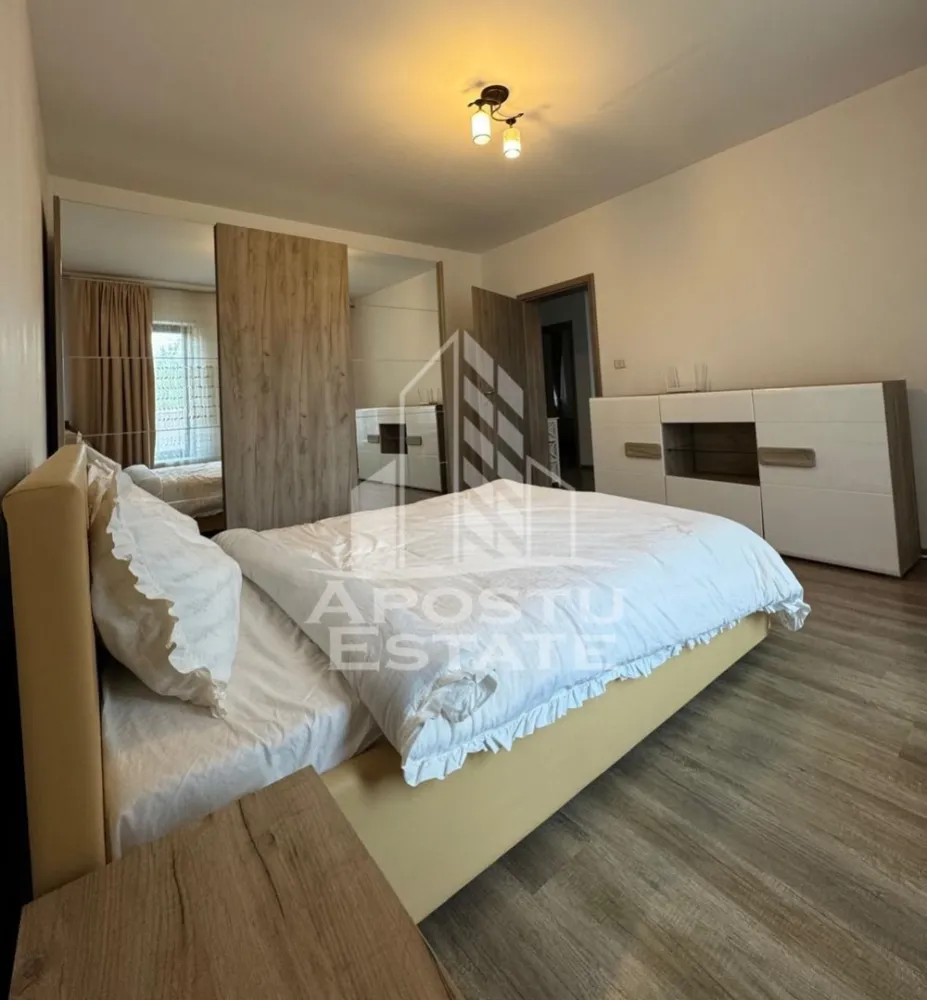 Casa 4 camere de inchiriat, comuna Sag, Timis - Agentia imobiliara APOSTU ESTATE va propune spre inchiriere o casa cu 4 camere, spațioasa si luminoasa construita in anul 2017 , situata in localitatea Sag, o zona linistita si bine pozitionata din Timisoara,Timis. Potrivit pentru cupluri,familii care isi doresc o locuinta unde sa se simta confortabil si cu acces facil catre scoli, statii de autobuz , magazine de zona, parcuri.
 
 Suprafata utila: 115 mp 
 Compartimentare eficienta: 
 -Hol de acces generos
 -Bucatarie complet mobilata si utilata
 -Dormitoare mobilate si utilate
 -Living pentru momente de relaxare
 -Baie prevazuta cu dus 
 
 Confort si facilitati:
 -Loc de parcare
 -Zona BBQ
 -Curte proprie
 -Terasa acoperita
 -Casa este complet mobilata si utilata
 
 Localizare:
 -Timis,Timisoara, comuna Sag– la doar 10km de Shopping City 
 
 Ideal pentru:
 -Familii
 -Cupluri
 -Studenti
 
 
 Disponibilitate: imediat
 Pret chirie lunara: 700€
 Pret garantie:1400€
 Programeaza o vizionare pentru a-ti putea imagina viitorul aici!
 ID intern: CP2977439