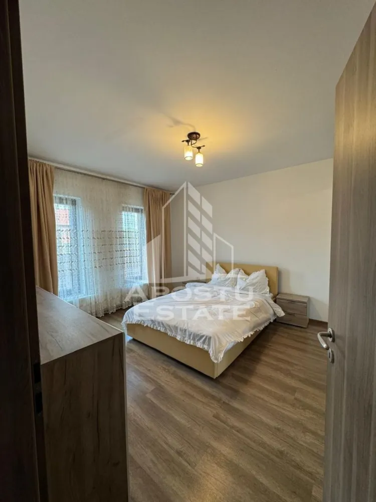 Casa 4 camere de inchiriat, comuna Sag, Timis - Agentia imobiliara APOSTU ESTATE va propune spre inchiriere o casa cu 4 camere, spațioasa si luminoasa construita in anul 2017 , situata in localitatea Sag, o zona linistita si bine pozitionata din Timisoara,Timis. Potrivit pentru cupluri,familii care isi doresc o locuinta unde sa se simta confortabil si cu acces facil catre scoli, statii de autobuz , magazine de zona, parcuri.
 
 Suprafata utila: 115 mp 
 Compartimentare eficienta: 
 -Hol de acces generos
 -Bucatarie complet mobilata si utilata
 -Dormitoare mobilate si utilate
 -Living pentru momente de relaxare
 -Baie prevazuta cu dus 
 
 Confort si facilitati:
 -Loc de parcare
 -Zona BBQ
 -Curte proprie
 -Terasa acoperita
 -Casa este complet mobilata si utilata
 
 Localizare:
 -Timis,Timisoara, comuna Sag– la doar 10km de Shopping City 
 
 Ideal pentru:
 -Familii
 -Cupluri
 -Studenti
 
 
 Disponibilitate: imediat
 Pret chirie lunara: 700€
 Pret garantie:1400€
 Programeaza o vizionare pentru a-ti putea imagina viitorul aici!
 ID intern: CP2977439