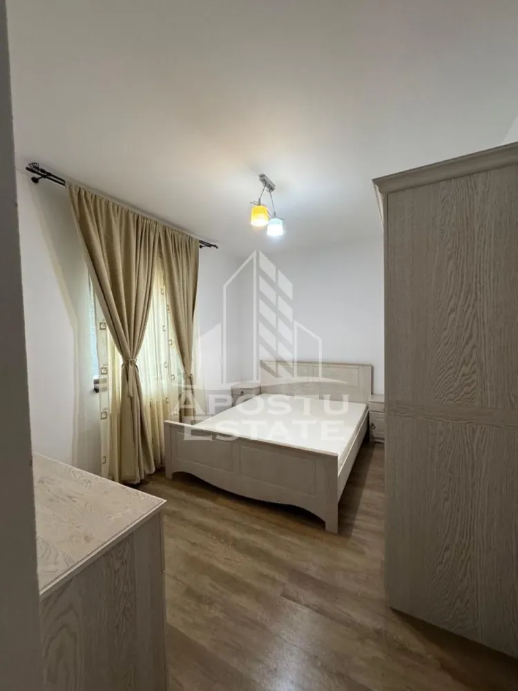Casa 4 camere de inchiriat, comuna Sag, Timis - Agentia imobiliara APOSTU ESTATE va propune spre inchiriere o casa cu 4 camere, spațioasa si luminoasa construita in anul 2017 , situata in localitatea Sag, o zona linistita si bine pozitionata din Timisoara,Timis. Potrivit pentru cupluri,familii care isi doresc o locuinta unde sa se simta confortabil si cu acces facil catre scoli, statii de autobuz , magazine de zona, parcuri.
 
 Suprafata utila: 115 mp 
 Compartimentare eficienta: 
 -Hol de acces generos
 -Bucatarie complet mobilata si utilata
 -Dormitoare mobilate si utilate
 -Living pentru momente de relaxare
 -Baie prevazuta cu dus 
 
 Confort si facilitati:
 -Loc de parcare
 -Zona BBQ
 -Curte proprie
 -Terasa acoperita
 -Casa este complet mobilata si utilata
 
 Localizare:
 -Timis,Timisoara, comuna Sag– la doar 10km de Shopping City 
 
 Ideal pentru:
 -Familii
 -Cupluri
 -Studenti
 
 
 Disponibilitate: imediat
 Pret chirie lunara: 700€
 Pret garantie:1400€
 Programeaza o vizionare pentru a-ti putea imagina viitorul aici!
 ID intern: CP2977439