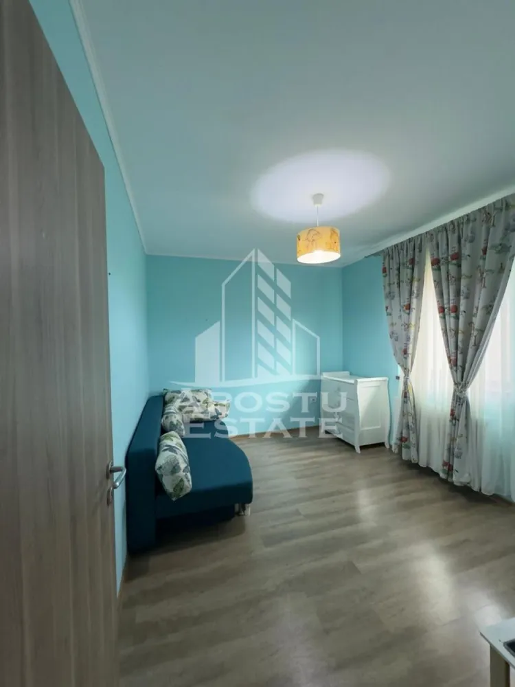 Casa 4 camere de inchiriat, comuna Sag, Timis - Agentia imobiliara APOSTU ESTATE va propune spre inchiriere o casa cu 4 camere, spațioasa si luminoasa construita in anul 2017 , situata in localitatea Sag, o zona linistita si bine pozitionata din Timisoara,Timis. Potrivit pentru cupluri,familii care isi doresc o locuinta unde sa se simta confortabil si cu acces facil catre scoli, statii de autobuz , magazine de zona, parcuri.
 
 Suprafata utila: 115 mp 
 Compartimentare eficienta: 
 -Hol de acces generos
 -Bucatarie complet mobilata si utilata
 -Dormitoare mobilate si utilate
 -Living pentru momente de relaxare
 -Baie prevazuta cu dus 
 
 Confort si facilitati:
 -Loc de parcare
 -Zona BBQ
 -Curte proprie
 -Terasa acoperita
 -Casa este complet mobilata si utilata
 
 Localizare:
 -Timis,Timisoara, comuna Sag– la doar 10km de Shopping City 
 
 Ideal pentru:
 -Familii
 -Cupluri
 -Studenti
 
 
 Disponibilitate: imediat
 Pret chirie lunara: 700€
 Pret garantie:1400€
 Programeaza o vizionare pentru a-ti putea imagina viitorul aici!
 ID intern: CP2977439