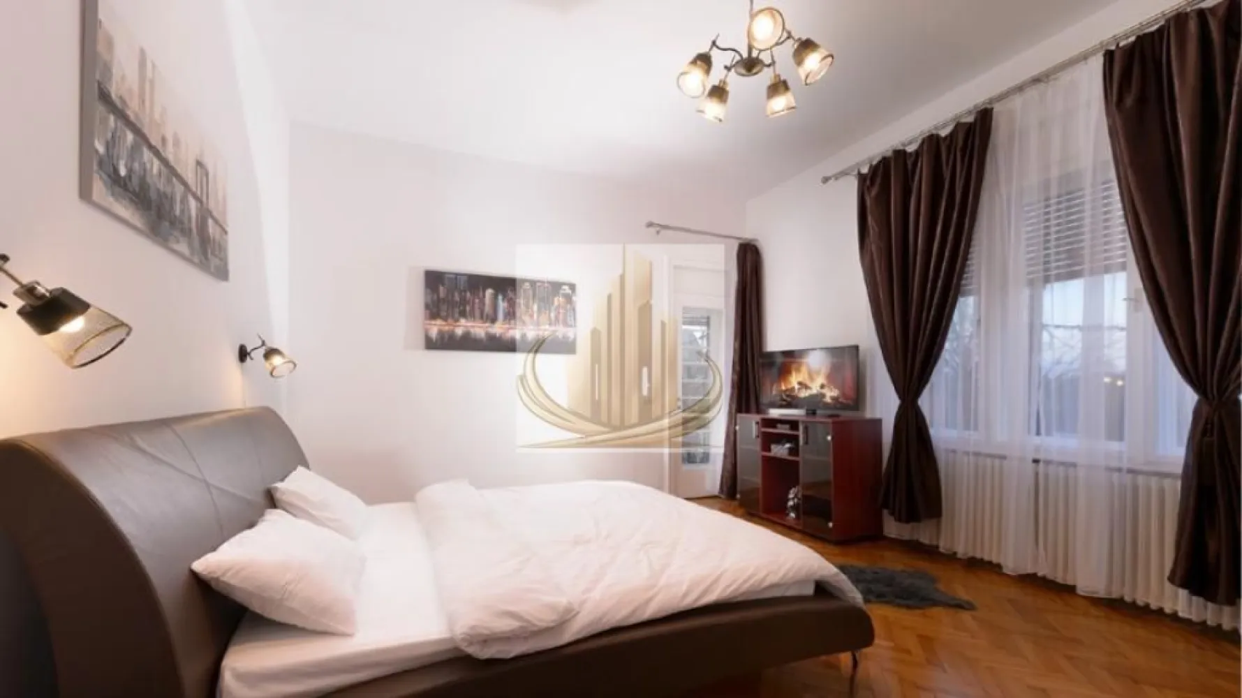 Proprietate Exclusivistă în centrul orasului | Parcul Rozelor | 130 mp - Echipa Grand Mobilis Imobiliare vă propune spre vânzare o proprietate cu adevărat specială, genul de oportunitate care apare extrem de rar pe piața imobiliară din Timișoara.

Situată în centrul orașului, într-o clădire istorică plină de farmec, chiar în imediata vecinătate a Parcului Rozelor și a malului Begăi, această proprietate impresionează prin poziționarea excepțională, suprafața generoasă și versatilitatea sa remarcabilă.

Cu o suprafață utilă de aproximativ 130 mp, apartamentul a fost recompartimentat inteligent și transformat în două apartamente distincte, cu intrări separate, fiecare fiind conceput pentru a funcționa independent.

Compartimentare

Apartamentul 1

living spațios cu bucătărie;
dormitor generos;
baie.

Apartamentul 2

living spațios cu bucătărie;
dormitor;
două băi.

Cele două unități sunt conectate printr-un hol comun, ceea ce oferă flexibilitate maximă pentru viitorul proprietar.

Proprietatea se remarcă prin finisajele moderne și starea excelentă de întreținere. Apartamentul a fost renovat integral, beneficiind de:

instalație electrică complet refăcută;
instalație sanitară nouă;
calorifere înlocuite;
mobilier și amenajări moderne;
finisaje realizate cu atenție la detalii și bun gust.

Se vinde complet mobilat și utilat, fiind pregătit atât pentru exploatare imediată în scop investițional, cât și pentru utilizare proprie.

Unul dintre marile avantaje ale proprietății îl reprezintă terasa panoramică de aproximativ 15 mp, care oferă o priveliște superbă către Parcul Rozelor și scena din parc, un loc ideal pentru relaxare sau pentru a savura atmosfera uneia dintre cele mai frumoase zone ale orașului.

Investiție cu randament imediat

Proprietatea este în prezent închiriată și poate fi preluată împreună cu actualii chiriași, generând un venit lunar de aproximativ 800 euro încă din prima zi.

Datorită configurației actuale și poziționării excepționale, proprietatea este ideală atât pentru:

închiriere pe termen lung;
închiriere în regim hotelier (Airbnb/Booking);
locuință multifamilială;
birou notarial;
cabinet de avocatură;
sediu pentru activități profesionale premium.

Poziționarea este, fără îndoială, unul dintre cele mai importante atuuri ale acestei proprietăți.

La doar câteva minute de mers pe jos regăsim:
Piata 700;
Piata Libertatii;
Piata Unirii;
Parcul Rozelor;
malul Begăi;
Piața Operei;
universități;
școli și grădinițe;
restaurante și cafenele;
centre culturale;
magazine și supermarketuri;
mijloace de transport în comun cu acces rapid către toate zonele orașului.

Pentru iubitorii de plimbări, sport în aer liber și viață urbană, locația este pur și simplu excepțională, oferind acces imediat atât la centrul orașului, cât și la cele mai apreciate zone de promenadă din Timișoara.

Pentru mai multe detalii sau programarea unei vizionări, echipa Grand Mobilis Imobiliare vă stă cu drag la dispoziție.
ID Intern: CP3163247