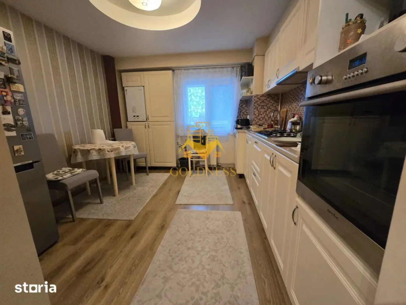 2 camere, decomandate, Gheorgheni,Teodor Mihali Zona FSEGA,Iulius Mall - GOLDNESS Imobiliare vă propune spre închiriere un apartament cu 2 camere decomandate complet mobilat și utilat, la etajul 7 într-un imobil de 8 etaje, în Cartierul Gheorgheni.
Dispune de loc de parcare!
Se află în apropierea stațiilor de transport în comun, magazine, restaurante, spații verzi, farmacii, etc. 

Apartamentul este compartimentat astfel:
 - dormitor cu pat matrimonial, dressing, noptiere
 - living cu canapea extensibila, spatiu pentru depozitare, TV
 - bucatarie complet mobilata, utilata, loc de luat masa
 - baie cu cada, calorifer port prosop și dulap pentru depozitare.
 - balcon de 8 mp.
- boxa

Imobilul este dotat cu toate cele necesare- centrală proprie, frigider, aragaz, hotă, mașină de spălat haine, etc. 

Dacă sunteți interesați de acest apartament și doriți să îl vizionați, dar și pentru alte oferte nu ezitați să ne contactați telefonic sau prin e-mail. Vă stăm la dispoziție!

Pentru intermediere se percepe un comision de 50% din prețul chiriei!
