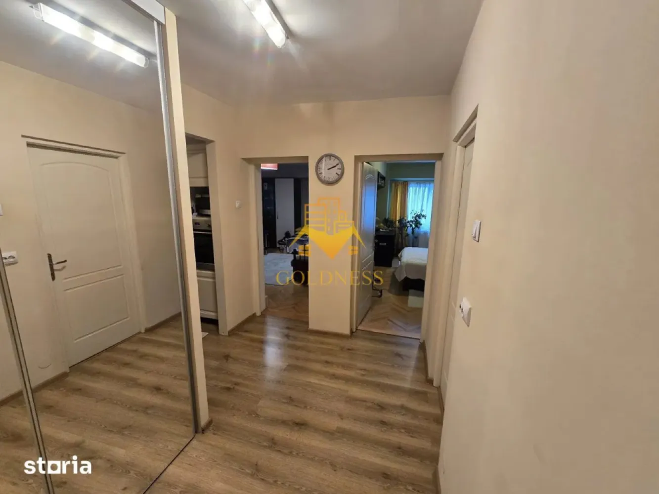 2 camere, decomandate, Gheorgheni,Teodor Mihali Zona FSEGA,Iulius Mall - GOLDNESS Imobiliare vă propune spre închiriere un apartament cu 2 camere decomandate complet mobilat și utilat, la etajul 7 într-un imobil de 8 etaje, în Cartierul Gheorgheni.
Dispune de loc de parcare!
Se află în apropierea stațiilor de transport în comun, magazine, restaurante, spații verzi, farmacii, etc. 

Apartamentul este compartimentat astfel:
 - dormitor cu pat matrimonial, dressing, noptiere
 - living cu canapea extensibila, spatiu pentru depozitare, TV
 - bucatarie complet mobilata, utilata, loc de luat masa
 - baie cu cada, calorifer port prosop și dulap pentru depozitare.
 - balcon de 8 mp.
- boxa

Imobilul este dotat cu toate cele necesare- centrală proprie, frigider, aragaz, hotă, mașină de spălat haine, etc. 

Dacă sunteți interesați de acest apartament și doriți să îl vizionați, dar și pentru alte oferte nu ezitați să ne contactați telefonic sau prin e-mail. Vă stăm la dispoziție!

Pentru intermediere se percepe un comision de 50% din prețul chiriei!