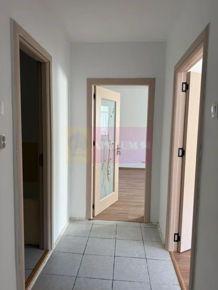 Apartament 2 camere Rahova- Barca- Margeanului. - Compania imobiliara Apulum 94 va propune un apartament de 2 camere situat intr-un bloc reabilitat pe strada Barca,un bloc foarte curat, renovat, cu vecini civilizati aproape de intersectia cu Margeanului. 
Apartamentul este decomandat, cu o impartire foarte buna si are vedere pe spate. Beneficiaza si de o debara generoasa. 
Interiorul este renovat recent- gresie, faianta, parchet, termopan, usi noi , plase de tantari.
Apartamentul este liber si se poate preda imediat.
Apartamentul se inchiriaza doar cu bucataria mobilata si utilata- aceasta este in curs de mobilare. 
Zona este usor accesibila si este apropiata de mijloacele de transport, de gradinita, scoala, magazine, piata. 
Pentru vizionare si mai multe detalii nu ezitati sa ma contactati pe nr 0733683446- Laura Ionescu.