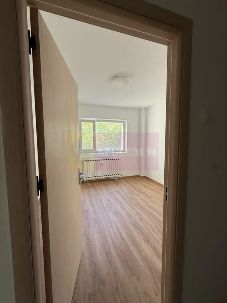 Apartament 2 camere Rahova- Barca- Margeanului. - Compania imobiliara Apulum 94 va propune un apartament de 2 camere situat intr-un bloc reabilitat pe strada Barca,un bloc foarte curat, renovat, cu vecini civilizati aproape de intersectia cu Margeanului. 
Apartamentul este decomandat, cu o impartire foarte buna si are vedere pe spate. Beneficiaza si de o debara generoasa. 
Interiorul este renovat recent- gresie, faianta, parchet, termopan, usi noi , plase de tantari.
Apartamentul este liber si se poate preda imediat.
Apartamentul se inchiriaza doar cu bucataria mobilata si utilata- aceasta este in curs de mobilare. 
Zona este usor accesibila si este apropiata de mijloacele de transport, de gradinita, scoala, magazine, piata. 
Pentru vizionare si mai multe detalii nu ezitati sa ma contactati pe nr 0733683446- Laura Ionescu.