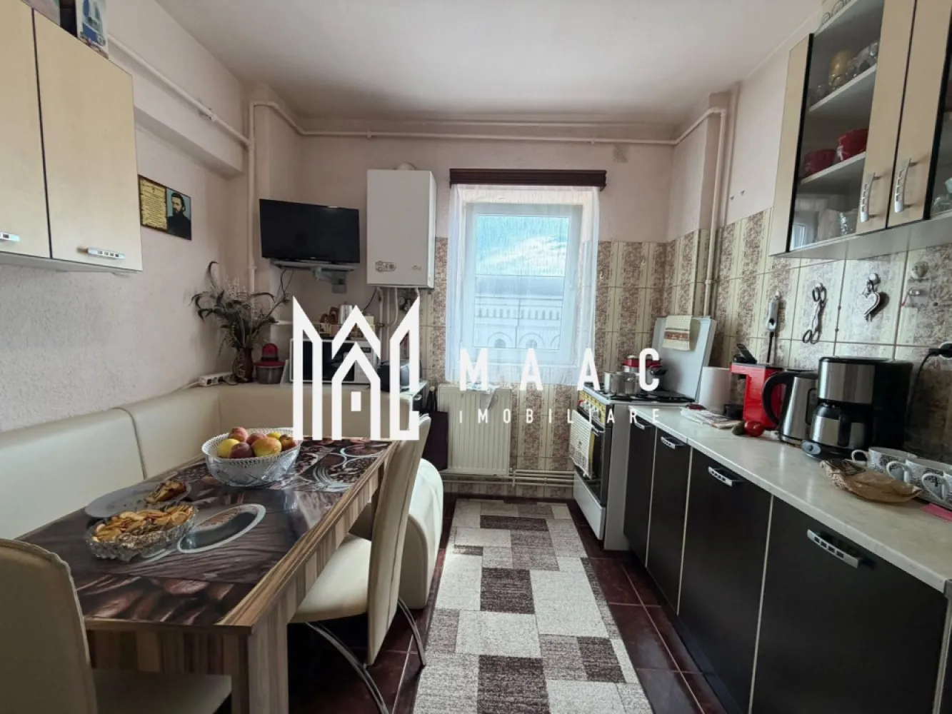 Apartament 2 camere 44 MP | Zona Mihai Viteazu | Balcon 4 MP - Vă propunem spre vânzare un apartament situat în Zona 0 a Bulevardului Mihai Viteazu, una dintre cele mai apreciate și bine cotate locații din oraș, poziționat excelent vis-a-vis de biserică.

Apartamentul este amplasat la etajul 4 dintr-un imobil cu 8 etaje, dotat cu lift nou, oferind un plus de confort și acces facil. Cu o suprafață utilă de 44 mp, locuința este complet decomandată, având o compartimentare eficientă, ideală atât pentru locuit, cât și pentru investiție.

Proprietatea se remarcă prin priveliștea superbă și luminozitatea naturală deosebită, oferind un ambient plăcut și relaxant.

În completare, apartamentul beneficiază de anexe, oferind spații suplimentare de depozitare — un avantaj important pentru confortul zilnic.

Datorită poziționării în Zona 0, accesul rapid către toate punctele de interes (magazine, școli, mijloace de transport, zone comerciale) transformă această proprietate într-o oportunitate excelentă atât pentru locuință personală, cât și pentru investiție.

Pentru mai multe informații sau stabilirea unei vizionări, vă stăm cu drag la dispoziție.Va rugam specificati CP3163318