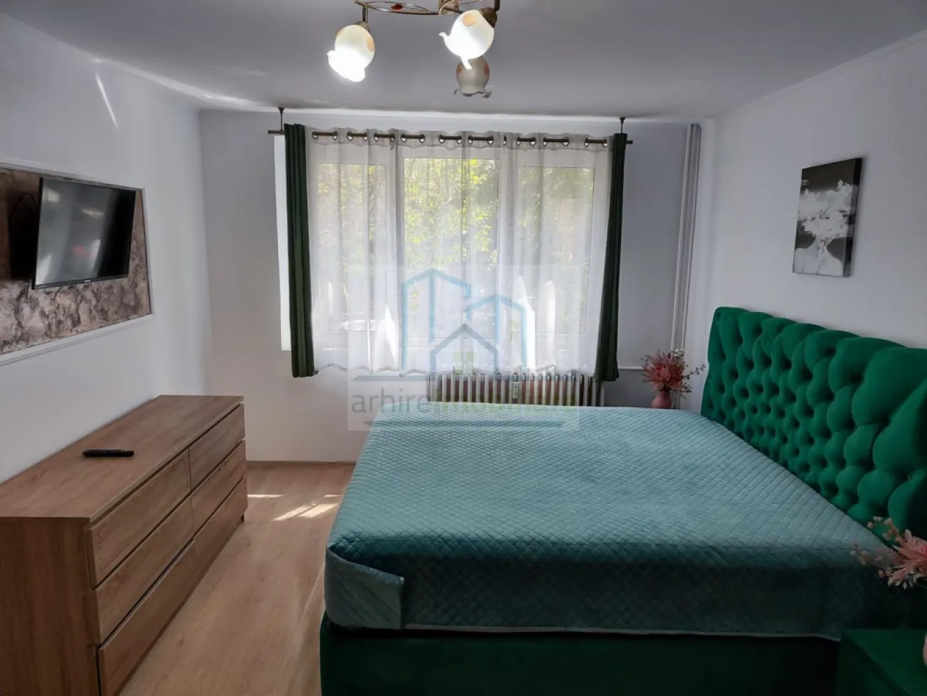 Garsonieră modernă de închiriat – Aleea Fetești 14-16 | Metrou 1 Decem - Agentia Arhire Imobiliare va propune spre închiriere o garsonieră situată la parter înalt al unui imobil cu 4 etaje, pe Aleea Fetești nr. 14-16, într-o zonă liniștită și foarte bine conectată la mijloacele de transport și punctele de interes din zonă.

Locuința se închiriază complet mobilată și utilată, exact conform fotografiilor, fiind pregătită pentru mutare imediată.

Avantaje locație:

Metrou 1 Decembrie – aproximativ 5 minute de mers pe jos
Auchan – 2-3 minute
Profi – 2 minute
Mega Image – 2 minute

Detalii:

Parter înalt / 4 etaje

Complet mobilată și utilată

Disponibilă imediat

Nu se acceptă animale de companie

Preț chirie: 2.200 RON/lună, ușor negociabil.

Conditii de plata : 1 luna chirie + 1 luna avans

Se inchiriaza pe minim 12 luni 

Comision agentie : 50% din prima chirie 

Pentru mai multe detalii sau programarea unei vizionări, vă stăm la dispoziție.