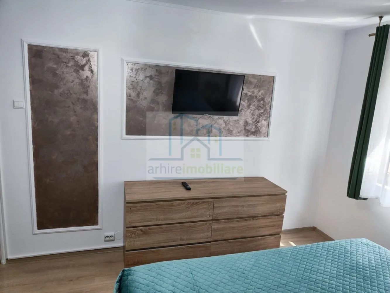 Garsonieră modernă de închiriat – Aleea Fetești 14-16 | Metrou 1 Decem - Agentia Arhire Imobiliare va propune spre închiriere o garsonieră situată la parter înalt al unui imobil cu 4 etaje, pe Aleea Fetești nr. 14-16, într-o zonă liniștită și foarte bine conectată la mijloacele de transport și punctele de interes din zonă.

Locuința se închiriază complet mobilată și utilată, exact conform fotografiilor, fiind pregătită pentru mutare imediată.

Avantaje locație:

Metrou 1 Decembrie – aproximativ 5 minute de mers pe jos
Auchan – 2-3 minute
Profi – 2 minute
Mega Image – 2 minute

Detalii:

Parter înalt / 4 etaje

Complet mobilată și utilată

Disponibilă imediat

Nu se acceptă animale de companie

Preț chirie: 2.200 RON/lună, ușor negociabil.

Conditii de plata : 1 luna chirie + 1 luna avans

Se inchiriaza pe minim 12 luni 

Comision agentie : 50% din prima chirie 

Pentru mai multe detalii sau programarea unei vizionări, vă stăm la dispoziție.