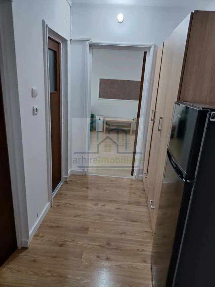 Garsonieră modernă de închiriat – Aleea Fetești 14-16 | Metrou 1 Decem - Agentia Arhire Imobiliare va propune spre închiriere o garsonieră situată la parter înalt al unui imobil cu 4 etaje, pe Aleea Fetești nr. 14-16, într-o zonă liniștită și foarte bine conectată la mijloacele de transport și punctele de interes din zonă.

Locuința se închiriază complet mobilată și utilată, exact conform fotografiilor, fiind pregătită pentru mutare imediată.

Avantaje locație:

Metrou 1 Decembrie – aproximativ 5 minute de mers pe jos
Auchan – 2-3 minute
Profi – 2 minute
Mega Image – 2 minute

Detalii:

Parter înalt / 4 etaje

Complet mobilată și utilată

Disponibilă imediat

Nu se acceptă animale de companie

Preț chirie: 2.200 RON/lună, ușor negociabil.

Conditii de plata : 1 luna chirie + 1 luna avans

Se inchiriaza pe minim 12 luni 

Comision agentie : 50% din prima chirie 

Pentru mai multe detalii sau programarea unei vizionări, vă stăm la dispoziție.