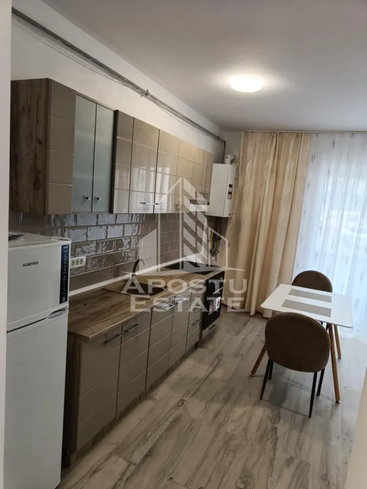 Apartament cu o camera, parter, balcon, loc de parcare, Giroc - Agentia Imobiliara APOSTU ESTATE va ofera spre inchiriere un apartament cu 1 camera, situat in zona Braytim.

Acest apartament cu o suprafata de 5 mp dispune de urmatoarele facilitati:
- Bucatarie spatioasa, complet utilata, cu loc de luat masa;
- Hol de acces;
- Sufragerie cu canapea extensibila;
- Baie dotata cu dus si geam pentru ventilatie naturala.

Confortul termic este asigurat de centrala proprie pe gaz. Apartamentul se bucura de o pozitionare privilegiata, oferind acces rapid la diverse puncte de interes din zona:
- Profi;
-Benzinarie;
-Mijloace de transport in comun la 5 minute.

Va invitam cu drag sa programati o vizionare pentru a aprecia personal toate facilitatile si avantajele acestui apartament.

ID intern:CP2733124!