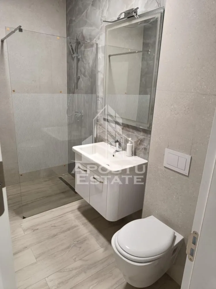 Apartament cu o camera, parter, balcon, loc de parcare, Giroc - Agentia Imobiliara APOSTU ESTATE va ofera spre inchiriere un apartament cu 1 camera, situat in zona Braytim.

Acest apartament cu o suprafata de 5 mp dispune de urmatoarele facilitati:
- Bucatarie spatioasa, complet utilata, cu loc de luat masa;
- Hol de acces;
- Sufragerie cu canapea extensibila;
- Baie dotata cu dus si geam pentru ventilatie naturala.

Confortul termic este asigurat de centrala proprie pe gaz. Apartamentul se bucura de o pozitionare privilegiata, oferind acces rapid la diverse puncte de interes din zona:
- Profi;
-Benzinarie;
-Mijloace de transport in comun la 5 minute.

Va invitam cu drag sa programati o vizionare pentru a aprecia personal toate facilitatile si avantajele acestui apartament.

ID intern:CP2733124!