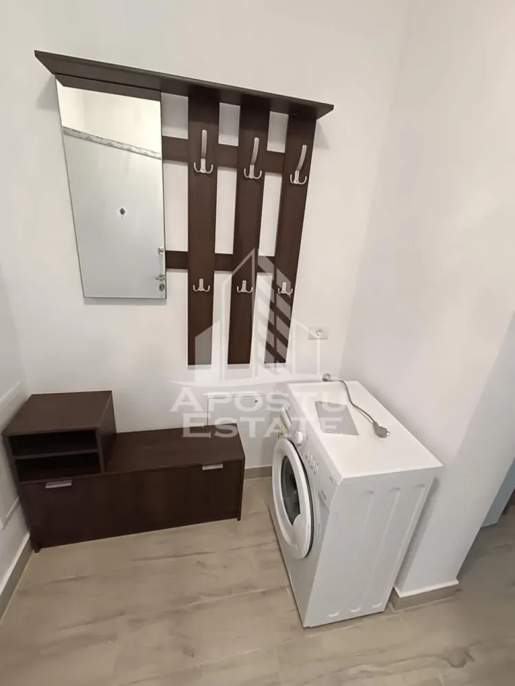 Apartament cu o camera, parter, balcon, loc de parcare, Giroc - Agentia Imobiliara APOSTU ESTATE va ofera spre inchiriere un apartament cu 1 camera, situat in zona Braytim.

Acest apartament cu o suprafata de 5 mp dispune de urmatoarele facilitati:
- Bucatarie spatioasa, complet utilata, cu loc de luat masa;
- Hol de acces;
- Sufragerie cu canapea extensibila;
- Baie dotata cu dus si geam pentru ventilatie naturala.

Confortul termic este asigurat de centrala proprie pe gaz. Apartamentul se bucura de o pozitionare privilegiata, oferind acces rapid la diverse puncte de interes din zona:
- Profi;
-Benzinarie;
-Mijloace de transport in comun la 5 minute.

Va invitam cu drag sa programati o vizionare pentru a aprecia personal toate facilitatile si avantajele acestui apartament.

ID intern:CP2733124!
