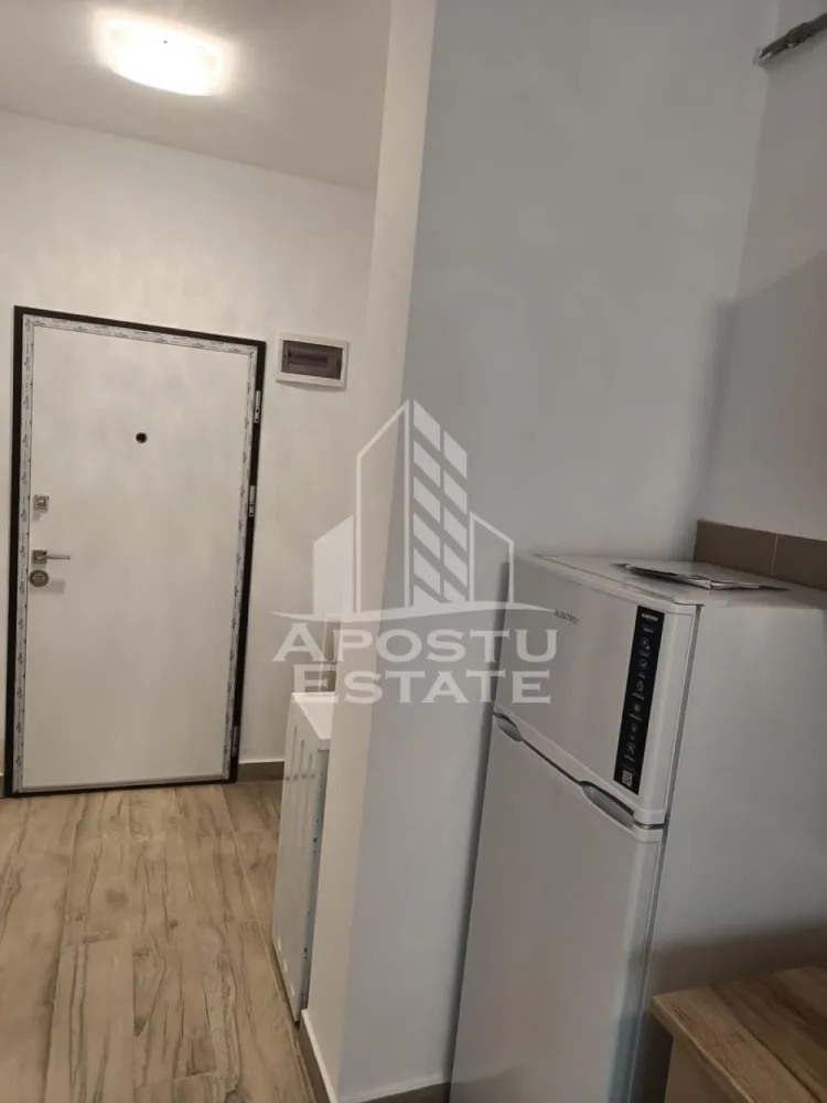 Apartament cu o camera, parter, balcon, loc de parcare, Giroc - Agentia Imobiliara APOSTU ESTATE va ofera spre inchiriere un apartament cu 1 camera, situat in zona Braytim.

Acest apartament cu o suprafata de 5 mp dispune de urmatoarele facilitati:
- Bucatarie spatioasa, complet utilata, cu loc de luat masa;
- Hol de acces;
- Sufragerie cu canapea extensibila;
- Baie dotata cu dus si geam pentru ventilatie naturala.

Confortul termic este asigurat de centrala proprie pe gaz. Apartamentul se bucura de o pozitionare privilegiata, oferind acces rapid la diverse puncte de interes din zona:
- Profi;
-Benzinarie;
-Mijloace de transport in comun la 5 minute.

Va invitam cu drag sa programati o vizionare pentru a aprecia personal toate facilitatile si avantajele acestui apartament.

ID intern:CP2733124!
