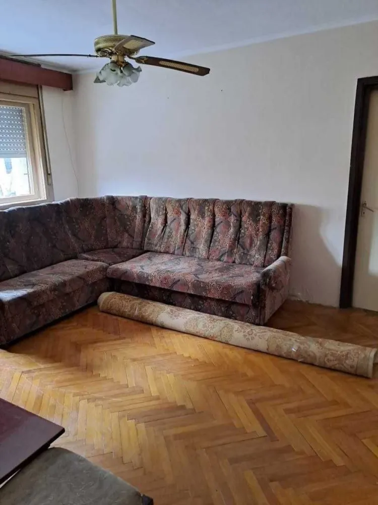 BRASADAS vinde ap 3 cam etaj 2 sup 93mp - Agenția imobiliara BRASADAS vinde apartament 3 camere , cu suprafata de 93 mp inscrisa in c.f. , 2 bai , 2 balcoane , 2 holuri si beci .
Este situat la etajul 2 si este in curs de golire.
Pentru mai multe oferte accesați www.brasadas.com.