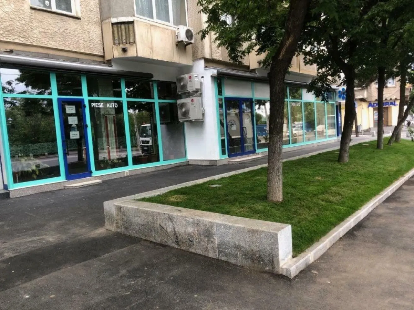 Agenția imobiliara BRASADAS închiriază sp com STRADAL 172mp. - Agenția imobiliara BRASADAS închiriază Spatiu Comercial Stradal in suprafata de 172 m2 cu deschidere 20 m, situat in zona Eroii Revolutiei.
Se poate inchiria si pe bucati: 86,64 m2, respectiv 85,39 m2.Cele 2 spatii comunica intre ele,dar beneficiaza de intrari separate.
Spatiul beneficiaza de toate utilitatile. 
Pentru mai multe oferte accesați www.brasadas.com.