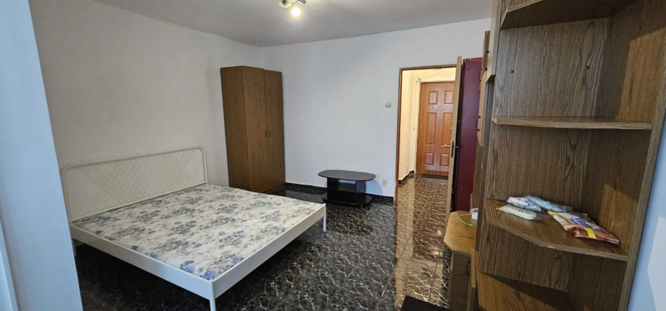 Garsoniera de inchiriat et 8/10 - zona Piata Iancului - Garsoniera de inchiriat et 8/10 - zona Piata Iancului

Garsoniera are 28.3 mp si este situata la etajul 8 din 10, intr-o zona linistita (str. Elev Stefanescu nr. 13), cu acces facil spre Piata Iancului, Piata Obor, Sos. Pantelimon, Blvd. Ferdinand, Veranda Mall.

Distanta fata de:
- Piata Iancului (Metrou, Tramvai, Autobuz): ~ 10 minute de mers pe jos
- Blvd Ferdinand: ~ 10 minute de mers pe jos
- Piata Obor, Veranda Mall ~ 15 minute de mers pe jos

Imobil:
- Blocul dispune de lift si Interfon

Utilităţi:
- Curent, Apa, Canalizare, Gaz, CATV (Fibra optica Digi)
- Sistem incalzire: Termoficare, Calorifere
- Climatizare: Aer conditionat

Finisaje
- Ferestre cu geam termopan: PVC
- Balcon inchis cu geam termopan: PVC + plasa anti-insecte
- Usa intrare: Metal
- Podele: Gresie

Dotări:
- Bucatarie: Mobilata, Utilata
- Contorizare: Apometre
- Mobila: Pat 160 x 200 cm, Dulap, Masa cu scaun birou, Cuier
- Electrocasnice: Masina de spalat rufe, Frigider, Aragaz, Aer Conditionat
- Siguranta: Detector de gaz

Conditii de inchiriere: 
- Chiria in avans pentru luna in curs
- Garantie: 1 luna

Pentru detalii suplimentare ma puteti contacta la 07******04