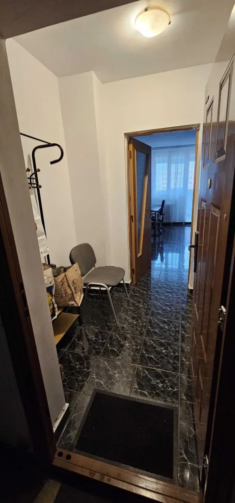 Garsoniera de inchiriat et 8/10 - zona Piata Iancului - Garsoniera de inchiriat et 8/10 - zona Piata Iancului

Garsoniera are 28.3 mp si este situata la etajul 8 din 10, intr-o zona linistita (str. Elev Stefanescu nr. 13), cu acces facil spre Piata Iancului, Piata Obor, Sos. Pantelimon, Blvd. Ferdinand, Veranda Mall.

Distanta fata de:
- Piata Iancului (Metrou, Tramvai, Autobuz): ~ 10 minute de mers pe jos
- Blvd Ferdinand: ~ 10 minute de mers pe jos
- Piata Obor, Veranda Mall ~ 15 minute de mers pe jos

Imobil:
- Blocul dispune de lift si Interfon

Utilităţi:
- Curent, Apa, Canalizare, Gaz, CATV (Fibra optica Digi)
- Sistem incalzire: Termoficare, Calorifere
- Climatizare: Aer conditionat

Finisaje
- Ferestre cu geam termopan: PVC
- Balcon inchis cu geam termopan: PVC + plasa anti-insecte
- Usa intrare: Metal
- Podele: Gresie

Dotări:
- Bucatarie: Mobilata, Utilata
- Contorizare: Apometre
- Mobila: Pat 160 x 200 cm, Dulap, Masa cu scaun birou, Cuier
- Electrocasnice: Masina de spalat rufe, Frigider, Aragaz, Aer Conditionat
- Siguranta: Detector de gaz

Conditii de inchiriere: 
- Chiria in avans pentru luna in curs
- Garantie: 1 luna

Pentru detalii suplimentare ma puteti contacta la 07******04