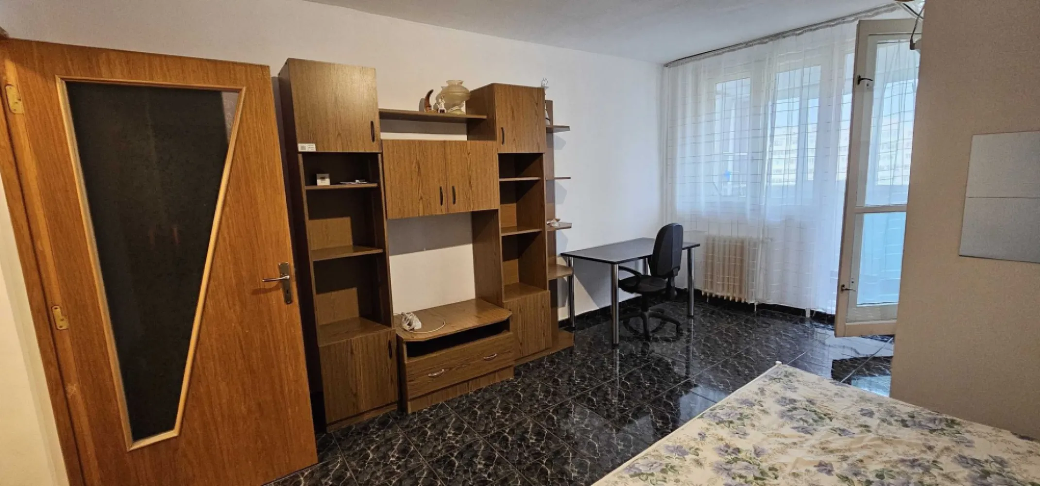 Garsoniera de inchiriat et 8/10 - zona Piata Iancului - Garsoniera de inchiriat et 8/10 - zona Piata Iancului

Garsoniera are 28.3 mp si este situata la etajul 8 din 10, intr-o zona linistita (str. Elev Stefanescu nr. 13), cu acces facil spre Piata Iancului, Piata Obor, Sos. Pantelimon, Blvd. Ferdinand, Veranda Mall.

Distanta fata de:
- Piata Iancului (Metrou, Tramvai, Autobuz): ~ 10 minute de mers pe jos
- Blvd Ferdinand: ~ 10 minute de mers pe jos
- Piata Obor, Veranda Mall ~ 15 minute de mers pe jos

Imobil:
- Blocul dispune de lift si Interfon

Utilităţi:
- Curent, Apa, Canalizare, Gaz, CATV (Fibra optica Digi)
- Sistem incalzire: Termoficare, Calorifere
- Climatizare: Aer conditionat

Finisaje
- Ferestre cu geam termopan: PVC
- Balcon inchis cu geam termopan: PVC + plasa anti-insecte
- Usa intrare: Metal
- Podele: Gresie

Dotări:
- Bucatarie: Mobilata, Utilata
- Contorizare: Apometre
- Mobila: Pat 160 x 200 cm, Dulap, Masa cu scaun birou, Cuier
- Electrocasnice: Masina de spalat rufe, Frigider, Aragaz, Aer Conditionat
- Siguranta: Detector de gaz

Conditii de inchiriere: 
- Chiria in avans pentru luna in curs
- Garantie: 1 luna

Pentru detalii suplimentare ma puteti contacta la 07******04