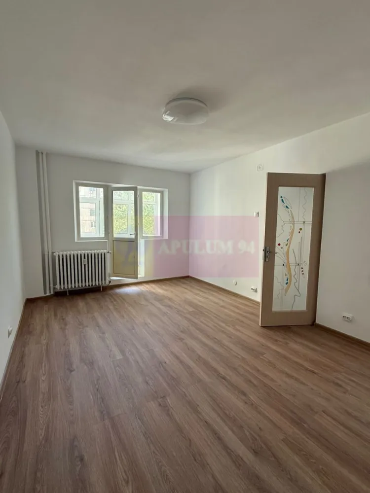 Apartament 2 camere Rahova- Barca- Margeanului. - Compania imobiliara Apulum 94 va propune un apartament de 2 camere situat intr-un bloc reabilitat pe strada Barca,un bloc foarte curat, renovat, cu vecini civilizati aproape de intersectia cu Margeanului. 
Apartamentul este decomandat, cu o impartire foarte buna si are vedere pe spate. Beneficiaza si de o debara generoasa. 
Interiorul este renovat recent- gresie, faianta, parchet, termopan, usi noi , plase de tantari.
Apartamentul este liber si se poate preda imediat.
Apartamentul se inchiriaza doar cu bucataria mobilata si utilata- aceasta este in curs de mobilare. 
Zona este usor accesibila si este apropiata de mijloacele de transport, de gradinita, scoala, magazine, piata. 
Pentru vizionare si mai multe detalii nu ezitati sa ma contactati pe nr 0733683446- Laura Ionescu.