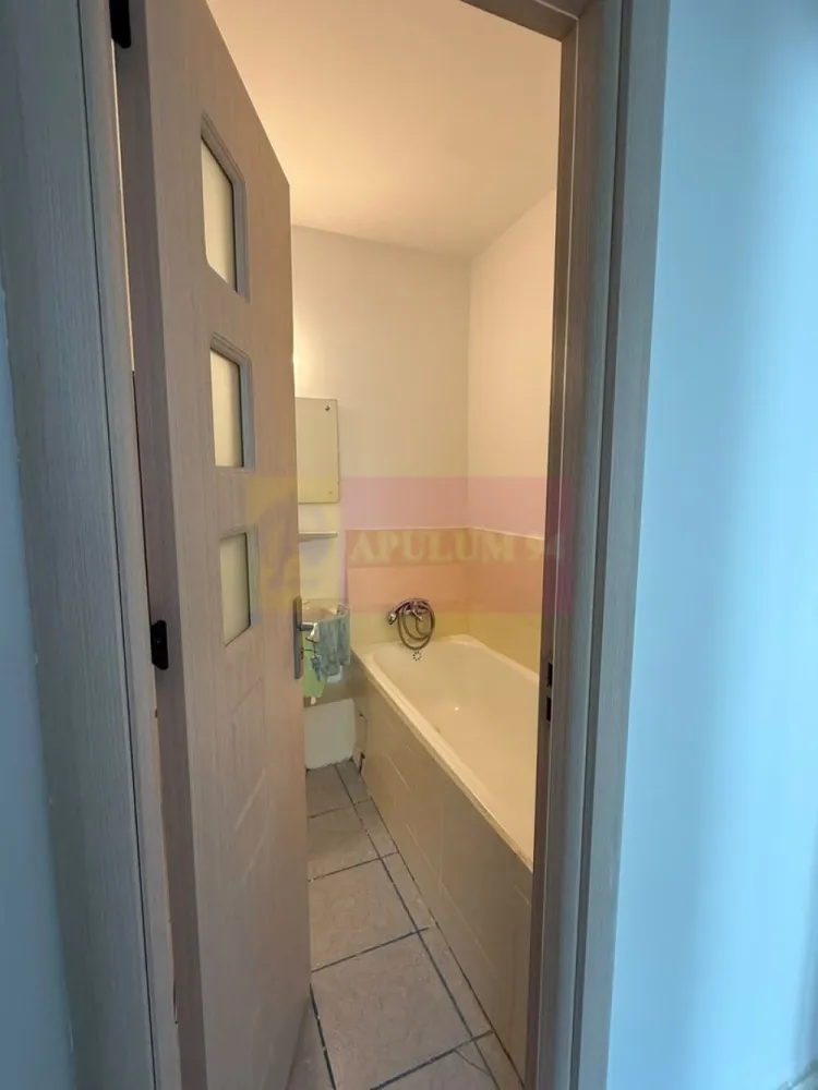 Apartament 2 camere Rahova- Barca- Margeanului. - Compania imobiliara Apulum 94 va propune un apartament de 2 camere situat intr-un bloc reabilitat pe strada Barca,un bloc foarte curat, renovat, cu vecini civilizati aproape de intersectia cu Margeanului. 
Apartamentul este decomandat, cu o impartire foarte buna si are vedere pe spate. Beneficiaza si de o debara generoasa. 
Interiorul este renovat recent- gresie, faianta, parchet, termopan, usi noi , plase de tantari.
Apartamentul este liber si se poate preda imediat.
Apartamentul se inchiriaza doar cu bucataria mobilata si utilata- aceasta este in curs de mobilare. 
Zona este usor accesibila si este apropiata de mijloacele de transport, de gradinita, scoala, magazine, piata. 
Pentru vizionare si mai multe detalii nu ezitati sa ma contactati pe nr 0733683446- Laura Ionescu.