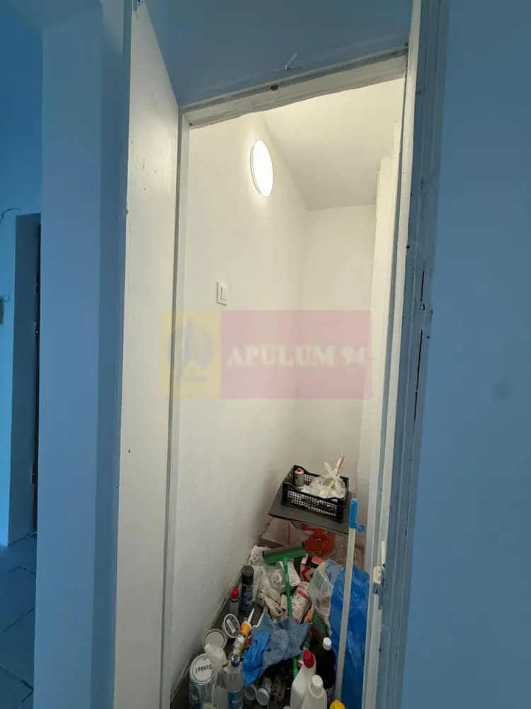 Apartament 2 camere Rahova- Barca- Margeanului. - Compania imobiliara Apulum 94 va propune un apartament de 2 camere situat intr-un bloc reabilitat pe strada Barca,un bloc foarte curat, renovat, cu vecini civilizati aproape de intersectia cu Margeanului. 
Apartamentul este decomandat, cu o impartire foarte buna si are vedere pe spate. Beneficiaza si de o debara generoasa. 
Interiorul este renovat recent- gresie, faianta, parchet, termopan, usi noi , plase de tantari.
Apartamentul este liber si se poate preda imediat.
Apartamentul se inchiriaza doar cu bucataria mobilata si utilata- aceasta este in curs de mobilare. 
Zona este usor accesibila si este apropiata de mijloacele de transport, de gradinita, scoala, magazine, piata. 
Pentru vizionare si mai multe detalii nu ezitati sa ma contactati pe nr 0733683446- Laura Ionescu.