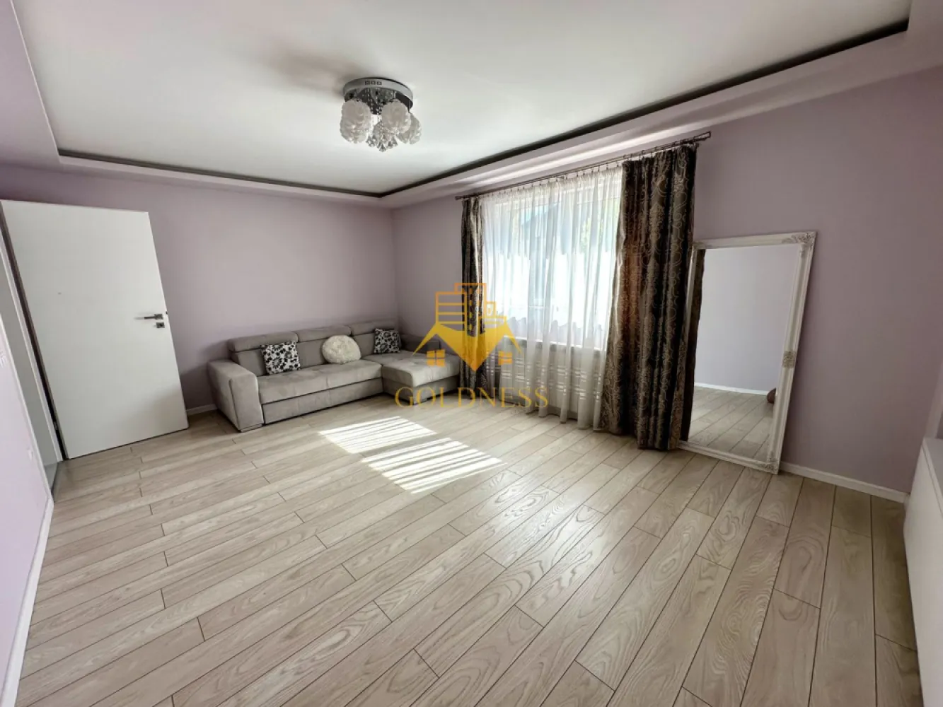 2 camere decomandate, Piata Marasti, Dorobantilor, OMV, The Office - GOLDNESS Imobiliare vă propune spre închiriere un apartament cu 2 camere complet mobilat și utilat, la etajul 1 într-un imobil de 10 etaje, în Cartierul Marasti.
Se poate parca prin zona.
Se află în apropierea stațiilor de transport în comun, magazine, restaurante, spații verzi, farmacii, etc. 
The Office la o distanță de 550m pe jos.

Apartamentul este compartimentat astfel:
 - dormitor cu pat matrimonial, dressing, noptiere
 - living cu canapea extensibila, 
 - bucatarie complet utilată și mobilată, loc de servit masa 
 - baie cu cabina de dus, calorifer port prosop și dulap pentru depozitare.
 - balcon de 6 mp.

Imobilul este dotat cu toate cele necesare- centrală proprie, frigider, aragaz, hotă, mașină de spălat haine, etc. 

Dacă sunteți interesați de acest apartament și doriți să îl vizionați, dar și pentru alte oferte nu ezitați să ne contactați telefonic sau prin e-mail. Vă stăm la dispoziție!
Pentru intermediere se percepe un comision de 50% din prețul chiriei!