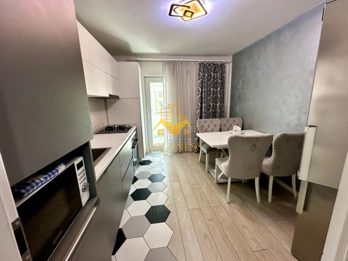2 camere decomandate, Piata Marasti, Dorobantilor, OMV, The Office - GOLDNESS Imobiliare vă propune spre închiriere un apartament cu 2 camere complet mobilat și utilat, la etajul 1 într-un imobil de 10 etaje, în Cartierul Marasti.
Se poate parca prin zona.
Se află în apropierea stațiilor de transport în comun, magazine, restaurante, spații verzi, farmacii, etc. 
The Office la o distanță de 550m pe jos.

Apartamentul este compartimentat astfel:
 - dormitor cu pat matrimonial, dressing, noptiere
 - living cu canapea extensibila, 
 - bucatarie complet utilată și mobilată, loc de servit masa 
 - baie cu cabina de dus, calorifer port prosop și dulap pentru depozitare.
 - balcon de 6 mp.

Imobilul este dotat cu toate cele necesare- centrală proprie, frigider, aragaz, hotă, mașină de spălat haine, etc. 

Dacă sunteți interesați de acest apartament și doriți să îl vizionați, dar și pentru alte oferte nu ezitați să ne contactați telefonic sau prin e-mail. Vă stăm la dispoziție!
Pentru intermediere se percepe un comision de 50% din prețul chiriei!