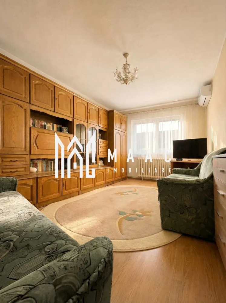 Apartament de vânzare în Sibiu, cu 2 camere decomandate, Terezian - MAAC Imobiliare vă propune spre vânzare un apartament cu 2 camere decomandate, situat în cartierul Terezian, una dintre cele mai bine conectate zone ale Sibiului, într-un bloc recent reabilitat energetic, ideal atât pentru locuință proprie, cât și pentru investiție imobiliară.

Proprietatea are o suprafață utilă de 47 mp și este amplasată la etajul 4 din 5, deasupra fiind mansardă locuită. Compartimentarea este eficientă și funcțională, oferind spații bine delimitate și luminoase, potrivite pentru un confort optim.

Compartimentare:
-Hol
-Bucătărie separată
-Baie cu geam
-Living luminos
-Dormitor
-Cămară
-Pivniță / boxă de aproximativ 7 mp

Imobilul face parte dintr-un bloc izolat recent cu vată bazaltică de 15 cm, beneficiind de reabilitare energetică completă realizată prin programul PNRR în 2025, ceea ce asigură un plus de izolație termică, eficiență energetică și costuri reduse la întreținere.

Dotări și îmbunătățiri:
-Centrală termică proprie cu calorifere
-Aparat de aer condiționat în living și dormitor, cu instalații noi, în garanție, montate de aproximativ un an
-Panou de siguranțe nou
-Apartament bine întreținut, cu renovări recente

Poziționarea avantajoasă oferă acces rapid către centrul orașului, zona industrială și principalele artere de circulație, ceea ce face din această proprietate o alegere practică într-o zonă cu infrastructură dezvoltată și multiple facilități urbane.

Pentru mai multe detalii vă rugăm să menționați la telefon numărul CP2867434.