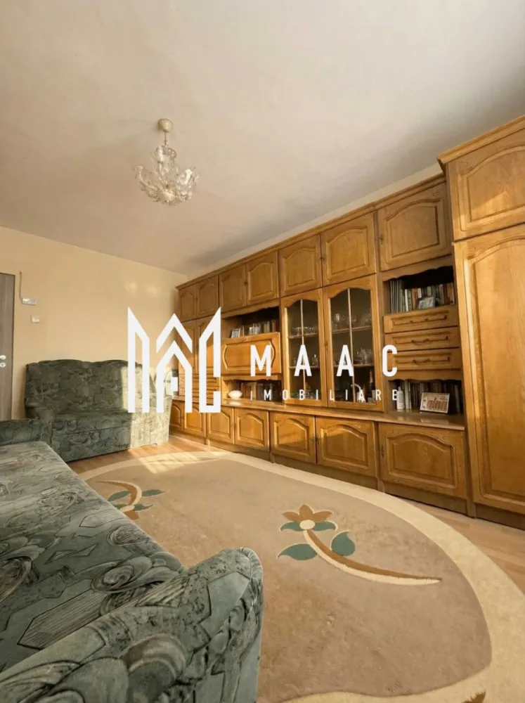 Apartament de vânzare în Sibiu, cu 2 camere decomandate, Terezian - MAAC Imobiliare vă propune spre vânzare un apartament cu 2 camere decomandate, situat în cartierul Terezian, una dintre cele mai bine conectate zone ale Sibiului, într-un bloc recent reabilitat energetic, ideal atât pentru locuință proprie, cât și pentru investiție imobiliară.

Proprietatea are o suprafață utilă de 47 mp și este amplasată la etajul 4 din 5, deasupra fiind mansardă locuită. Compartimentarea este eficientă și funcțională, oferind spații bine delimitate și luminoase, potrivite pentru un confort optim.

Compartimentare:
-Hol
-Bucătărie separată
-Baie cu geam
-Living luminos
-Dormitor
-Cămară
-Pivniță / boxă de aproximativ 7 mp

Imobilul face parte dintr-un bloc izolat recent cu vată bazaltică de 15 cm, beneficiind de reabilitare energetică completă realizată prin programul PNRR în 2025, ceea ce asigură un plus de izolație termică, eficiență energetică și costuri reduse la întreținere.

Dotări și îmbunătățiri:
-Centrală termică proprie cu calorifere
-Aparat de aer condiționat în living și dormitor, cu instalații noi, în garanție, montate de aproximativ un an
-Panou de siguranțe nou
-Apartament bine întreținut, cu renovări recente

Poziționarea avantajoasă oferă acces rapid către centrul orașului, zona industrială și principalele artere de circulație, ceea ce face din această proprietate o alegere practică într-o zonă cu infrastructură dezvoltată și multiple facilități urbane.

Pentru mai multe detalii vă rugăm să menționați la telefon numărul CP2867434.