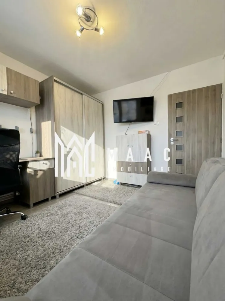 Apartament de vânzare în Sibiu, cu 2 camere decomandate, Terezian - MAAC Imobiliare vă propune spre vânzare un apartament cu 2 camere decomandate, situat în cartierul Terezian, una dintre cele mai bine conectate zone ale Sibiului, într-un bloc recent reabilitat energetic, ideal atât pentru locuință proprie, cât și pentru investiție imobiliară.

Proprietatea are o suprafață utilă de 47 mp și este amplasată la etajul 4 din 5, deasupra fiind mansardă locuită. Compartimentarea este eficientă și funcțională, oferind spații bine delimitate și luminoase, potrivite pentru un confort optim.

Compartimentare:
-Hol
-Bucătărie separată
-Baie cu geam
-Living luminos
-Dormitor
-Cămară
-Pivniță / boxă de aproximativ 7 mp

Imobilul face parte dintr-un bloc izolat recent cu vată bazaltică de 15 cm, beneficiind de reabilitare energetică completă realizată prin programul PNRR în 2025, ceea ce asigură un plus de izolație termică, eficiență energetică și costuri reduse la întreținere.

Dotări și îmbunătățiri:
-Centrală termică proprie cu calorifere
-Aparat de aer condiționat în living și dormitor, cu instalații noi, în garanție, montate de aproximativ un an
-Panou de siguranțe nou
-Apartament bine întreținut, cu renovări recente

Poziționarea avantajoasă oferă acces rapid către centrul orașului, zona industrială și principalele artere de circulație, ceea ce face din această proprietate o alegere practică într-o zonă cu infrastructură dezvoltată și multiple facilități urbane.

Pentru mai multe detalii vă rugăm să menționați la telefon numărul CP2867434.