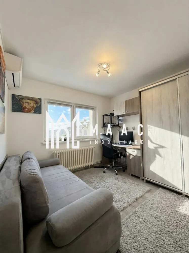 Apartament de vânzare în Sibiu, cu 2 camere decomandate, Terezian - MAAC Imobiliare vă propune spre vânzare un apartament cu 2 camere decomandate, situat în cartierul Terezian, una dintre cele mai bine conectate zone ale Sibiului, într-un bloc recent reabilitat energetic, ideal atât pentru locuință proprie, cât și pentru investiție imobiliară.

Proprietatea are o suprafață utilă de 47 mp și este amplasată la etajul 4 din 5, deasupra fiind mansardă locuită. Compartimentarea este eficientă și funcțională, oferind spații bine delimitate și luminoase, potrivite pentru un confort optim.

Compartimentare:
-Hol
-Bucătărie separată
-Baie cu geam
-Living luminos
-Dormitor
-Cămară
-Pivniță / boxă de aproximativ 7 mp

Imobilul face parte dintr-un bloc izolat recent cu vată bazaltică de 15 cm, beneficiind de reabilitare energetică completă realizată prin programul PNRR în 2025, ceea ce asigură un plus de izolație termică, eficiență energetică și costuri reduse la întreținere.

Dotări și îmbunătățiri:
-Centrală termică proprie cu calorifere
-Aparat de aer condiționat în living și dormitor, cu instalații noi, în garanție, montate de aproximativ un an
-Panou de siguranțe nou
-Apartament bine întreținut, cu renovări recente

Poziționarea avantajoasă oferă acces rapid către centrul orașului, zona industrială și principalele artere de circulație, ceea ce face din această proprietate o alegere practică într-o zonă cu infrastructură dezvoltată și multiple facilități urbane.

Pentru mai multe detalii vă rugăm să menționați la telefon numărul CP2867434.