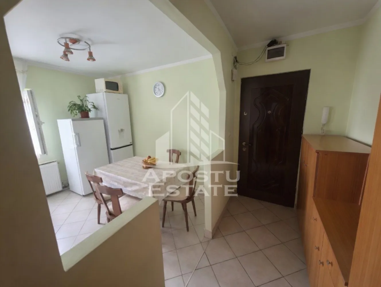 Apartament cu 2 camere de vanzare, Zona Dambovita, Timisoara - Agentia imobiliara APOSTU ESTATE va propune spre vanzare un apartament cu 2 camere, situat la etajul 4/4 cu acoperis nou, in zona Dambovita, Timisoara, judetul Timis.
Locuinta are o suprafata utila de 54 mp.
Compartimentare eficienta:
- hol de acces 
- bucatarie separata
- living
- dormitor
- baie cu cada si geam
- balcon inchis

Dotari si beneficii:
-centrala termica proprie pe gaz
-aer conditionat;

Apartamentul este ideal atat pentru locuinta proprie, cat si pentru investitie. Zona este bine cotata, cu multiple facilitati in proximitate.

Agentia imobiliara Apostu Estate va ofera consultanta bancara gratuita prin intermediul colaboratorilor nostri pentru alegerea celui mai potrivit tip de credit, astfel incat tu sa devi noul proprietar al acestui apartament.
Va asteptam cu drag la o vizionare.
ID INTERN : CP3112374