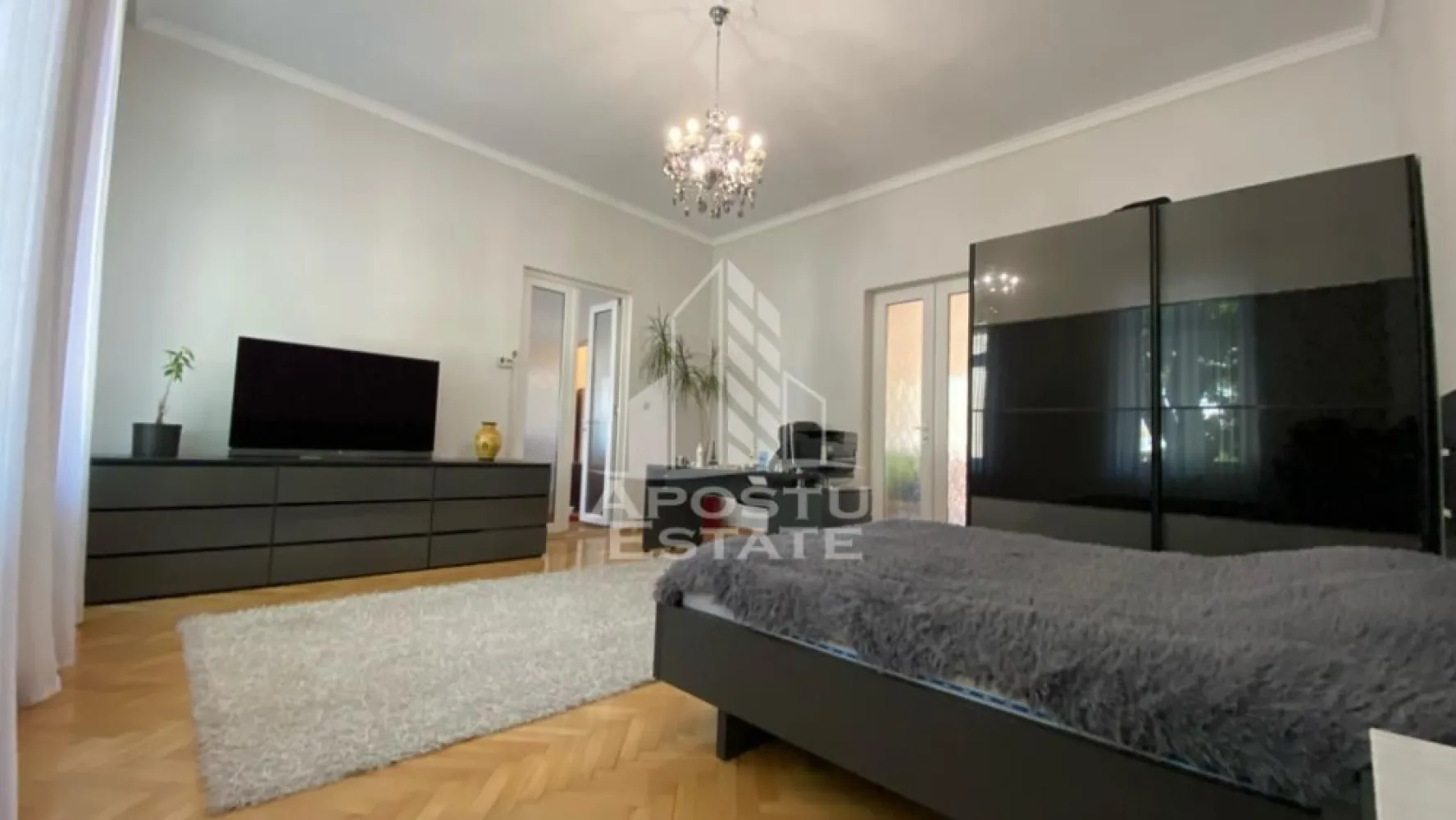 Casa cu 3 camere, centrala proprie, SAD - APOSTU ESTATE va propune spre inchiriere o casa cu 3 camere in zona Semicentrala - Sinaia pretabila atat pentru locuit dar si pentru o afacere fiind incadrata ca si SAD.

Suprafata utila este de 115 mp. + 200 mp curte.

Camerele sunt foarte spatioase si inalte iar compartimentarea se face astfel:

- 2 Dormitoare

- Living

- 2 bai(una de serviciu)

- Bucatarie

Excelenta pentru afterschool, gradinita, salon etc. datorita pozitionarii la strada principala si spatiului generos. 

Pretul solicitat de proprietar este de 1500 euro/luna. 

Confortul termic se realizeaza cu ajutorul centralei pe gaz. Aparatul pentru aer conditionat nu este necesar peretii izoland foarte bine imobilul. 

ID intern: 17017.