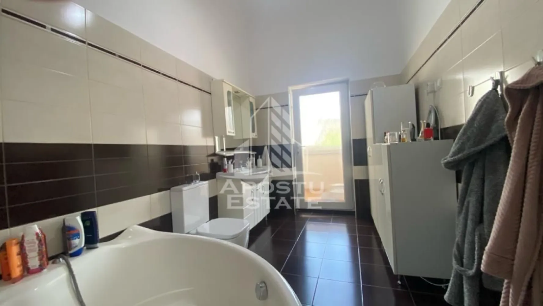 Casa cu 3 camere, centrala proprie, SAD - APOSTU ESTATE va propune spre inchiriere o casa cu 3 camere in zona Semicentrala - Sinaia pretabila atat pentru locuit dar si pentru o afacere fiind incadrata ca si SAD.

Suprafata utila este de 115 mp. + 200 mp curte.

Camerele sunt foarte spatioase si inalte iar compartimentarea se face astfel:

- 2 Dormitoare

- Living

- 2 bai(una de serviciu)

- Bucatarie

Excelenta pentru afterschool, gradinita, salon etc. datorita pozitionarii la strada principala si spatiului generos. 

Pretul solicitat de proprietar este de 1500 euro/luna. 

Confortul termic se realizeaza cu ajutorul centralei pe gaz. Aparatul pentru aer conditionat nu este necesar peretii izoland foarte bine imobilul. 

ID intern: 17017.