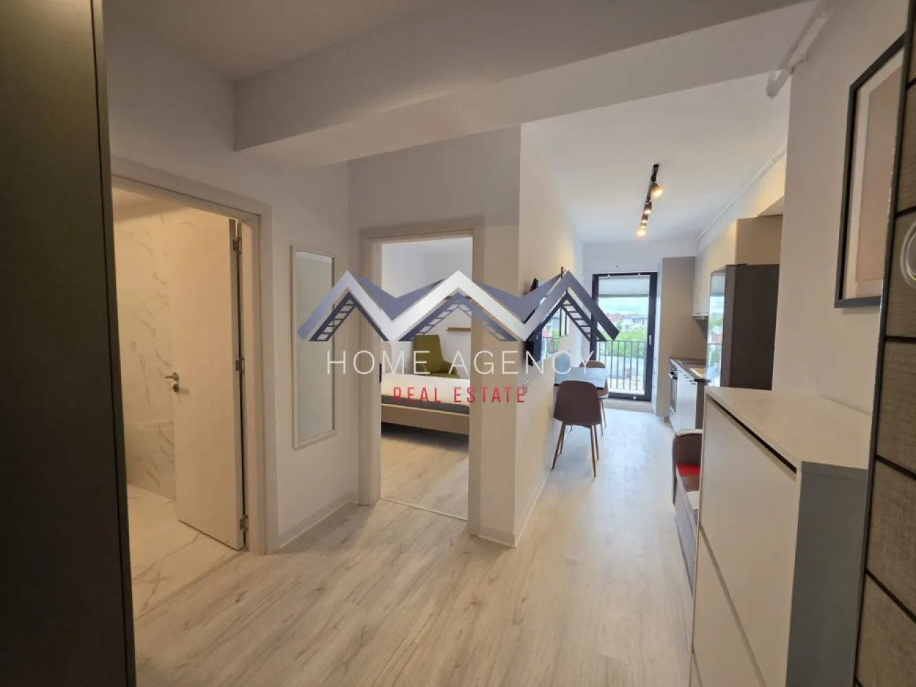 Studio | Otopeni central | prima închiriere - Dacă îți dorești un apartament modern, luminos și aflat la prima închiriere, această proprietate poate fi alegerea ideală pentru tine!

Această garsonieră tip studio este situată într-o zonă liniștită și accesibilă din Otopeni, cu legături rapide către București și principalele puncte de interes din zonă. Poziționată la etajul 2 din 3, locuința oferă un echilibru excelent între confort și funcționalitate.

Zona de zi este organizată sub forma unui open-space cu living și bucătărie, creând un spațiu aerisit și bine luminat natural, cu acces spre balcon. Dormitorul este luminos și confortabil, ideal pentru odihnă, iar baia modernă, dotată cu cabină de duș, completează funcționalitatea locuinței. 

De asemenea, proprietatea beneficiază de loc de parcare dedicat, centrală proprie și încălzire prin pardoseală.

Programează acum o vizionare!